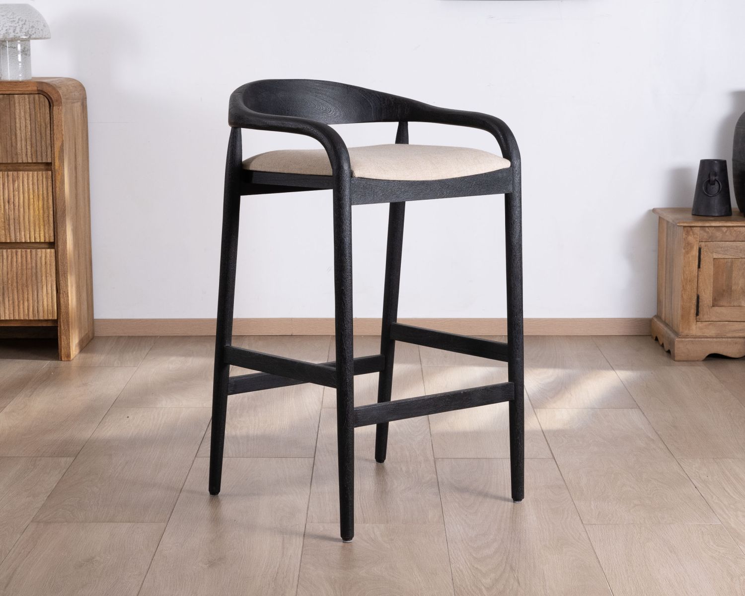 Taburete de bar negro de diseño con respaldo de madera y asiento acolchado «Vogue»