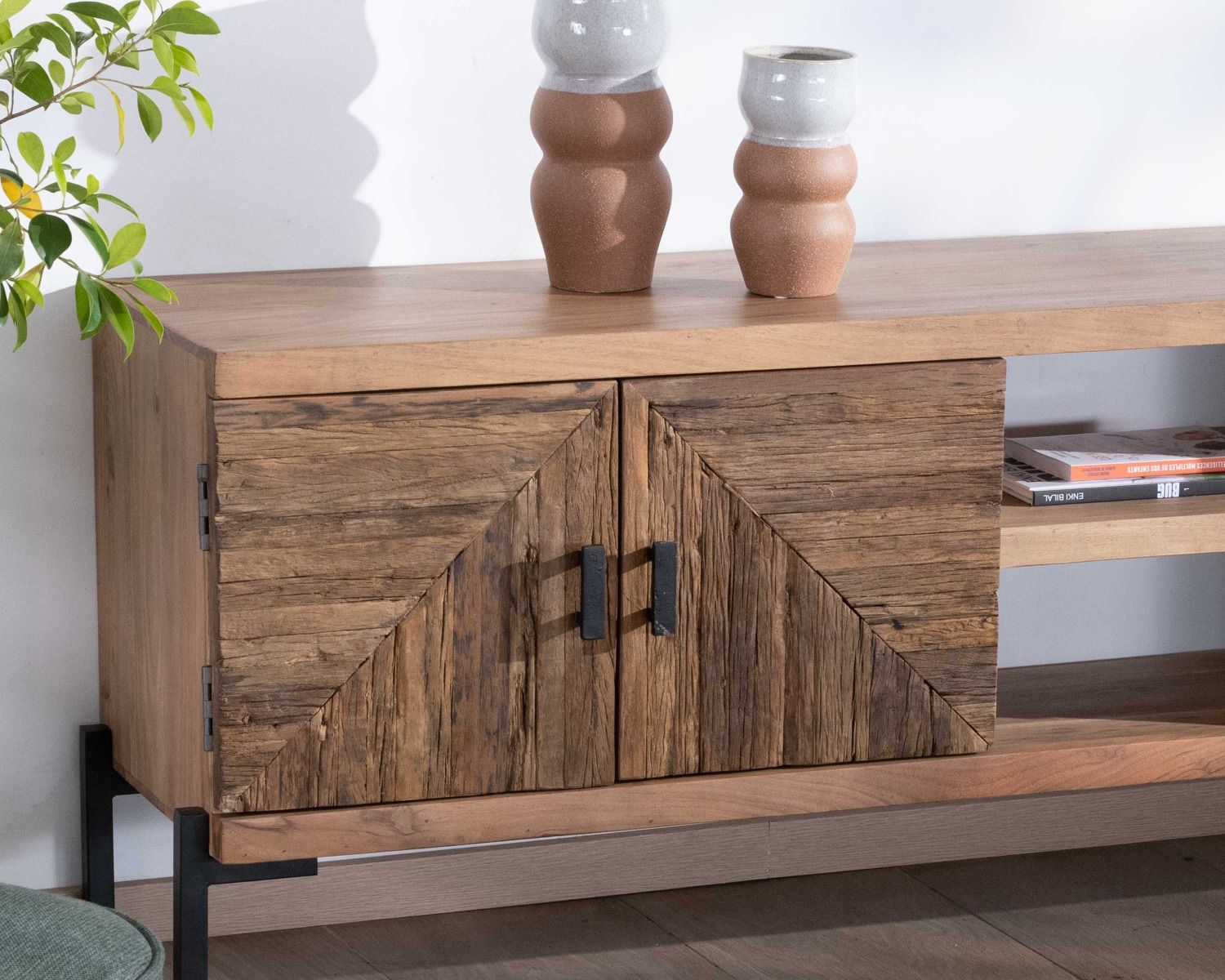 Mueble para la tele de estilo étnico, de madera maciza de acacia y patas de metal «Géonidum», 160 cm, 3 puertas y 2 compartimentos