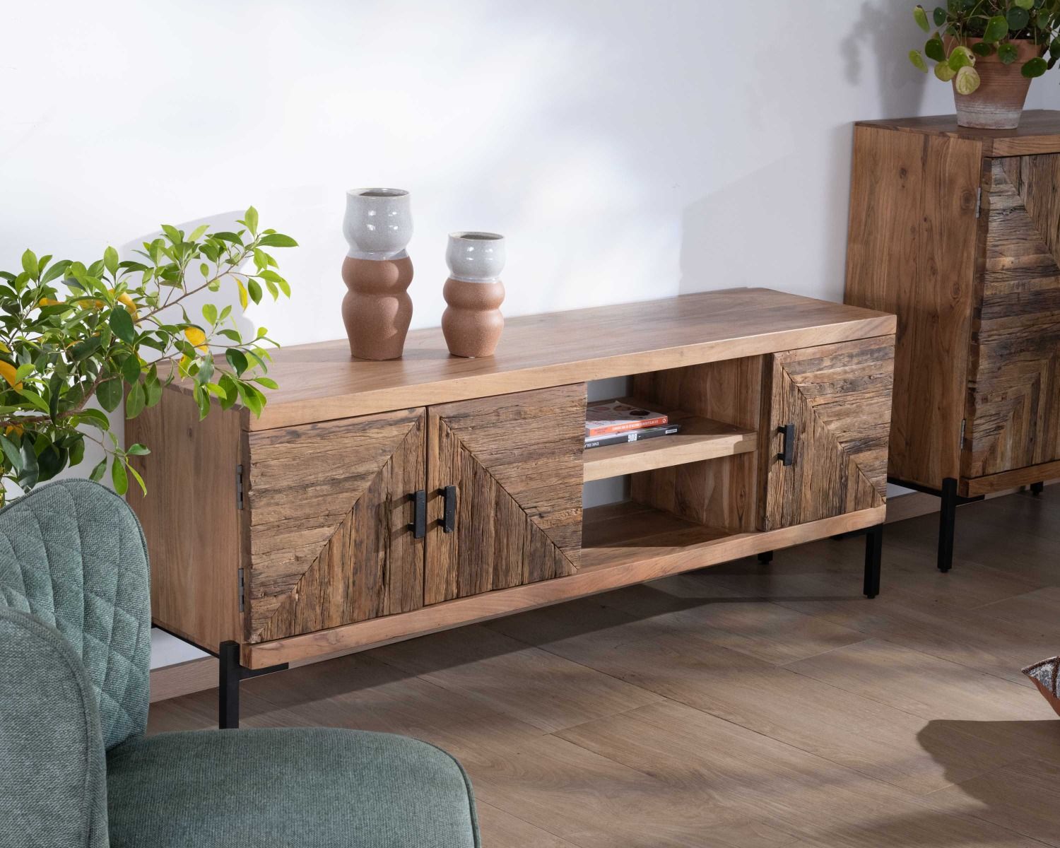 Mueble para la tele de estilo étnico, de madera maciza de acacia y patas de metal «Géonidum», 160 cm, 3 puertas y 2 compartimentos