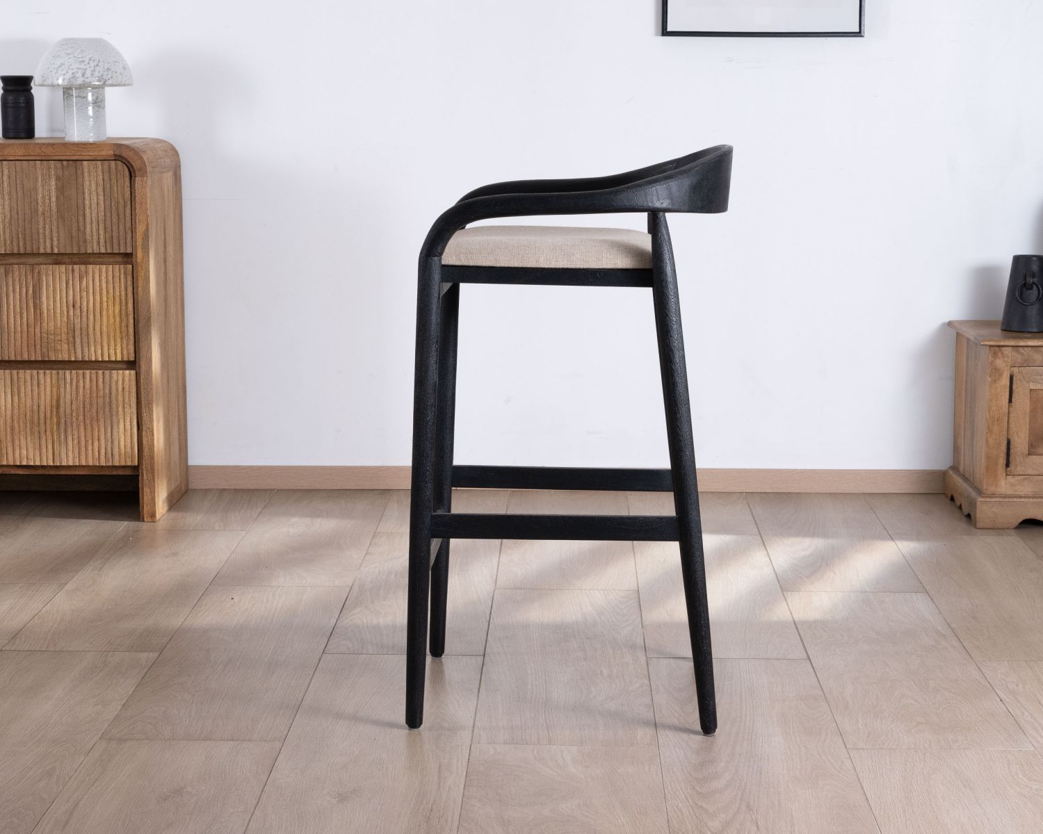 Taburete de bar negro de diseño con respaldo de madera y asiento acolchado «Vogue»