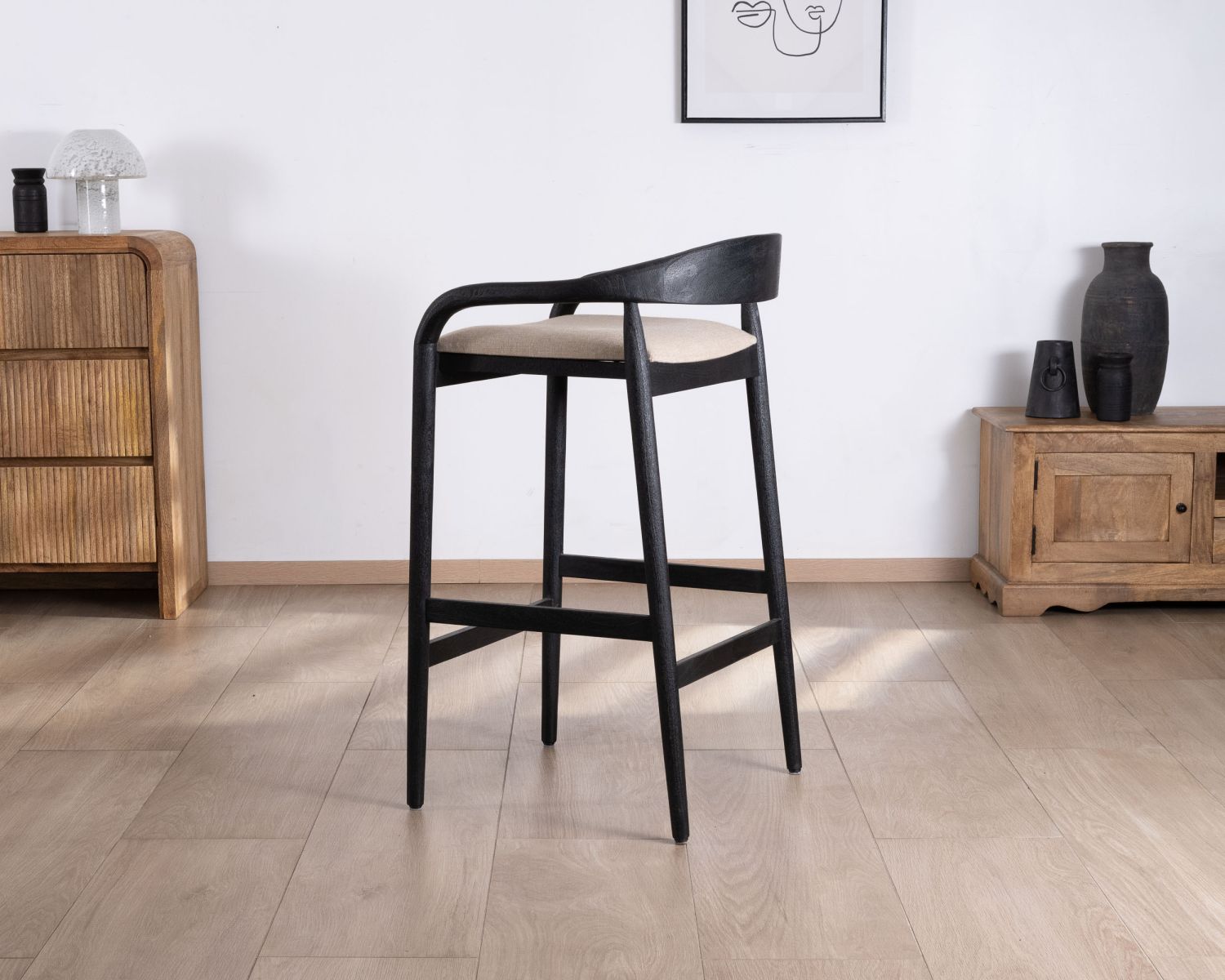 Taburete de bar negro de diseño con respaldo de madera y asiento acolchado «Vogue»
