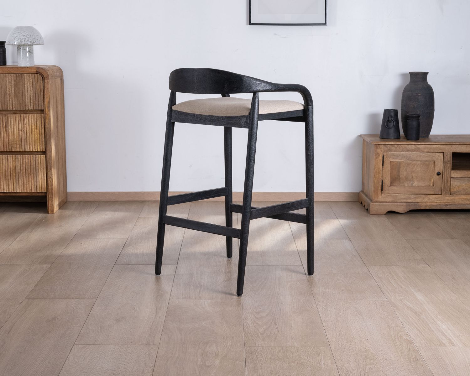 Taburete de bar negro de diseño con respaldo de madera y asiento acolchado «Vogue»