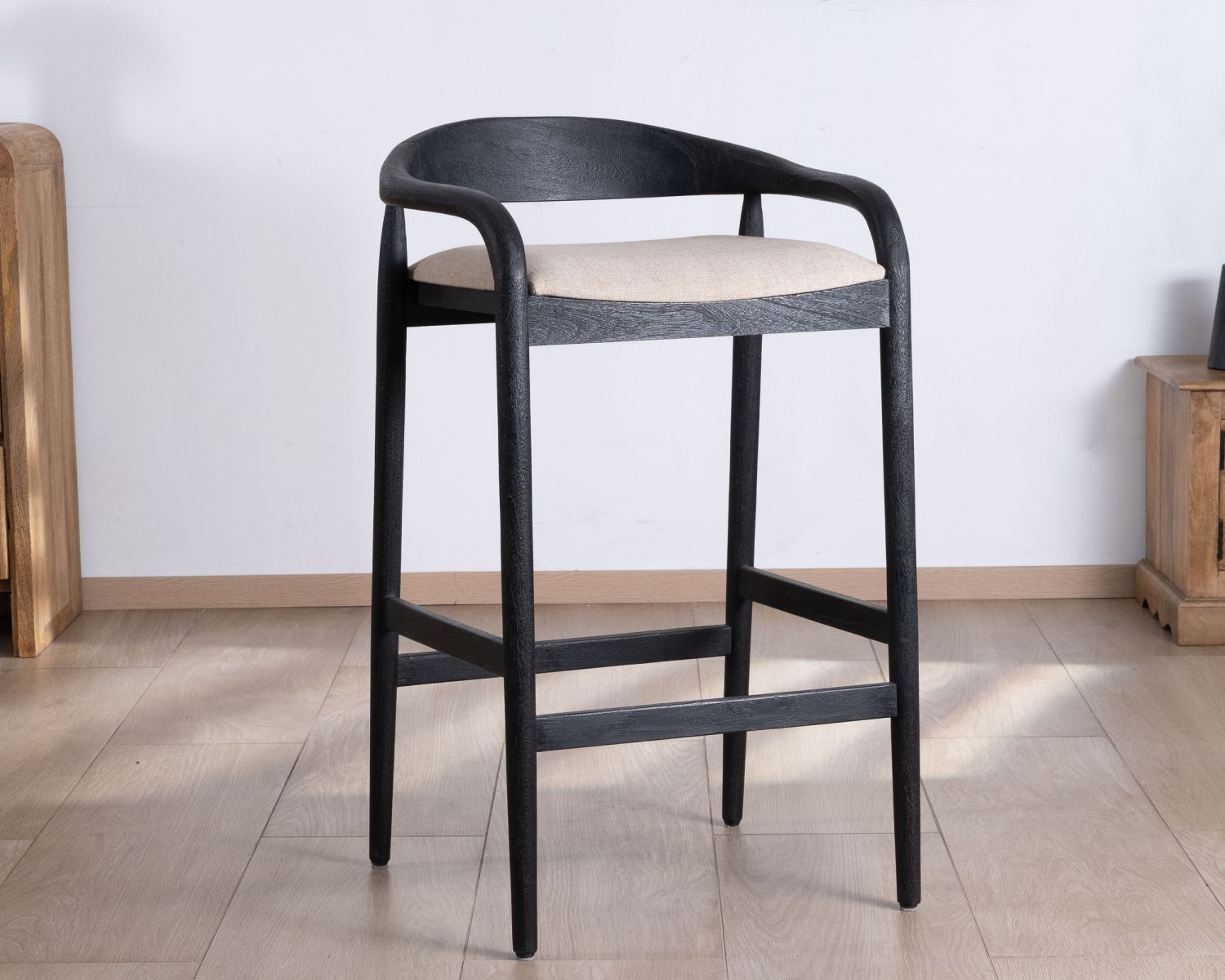 Taburete de bar negro de diseño con respaldo de madera y asiento acolchado «Vogue»