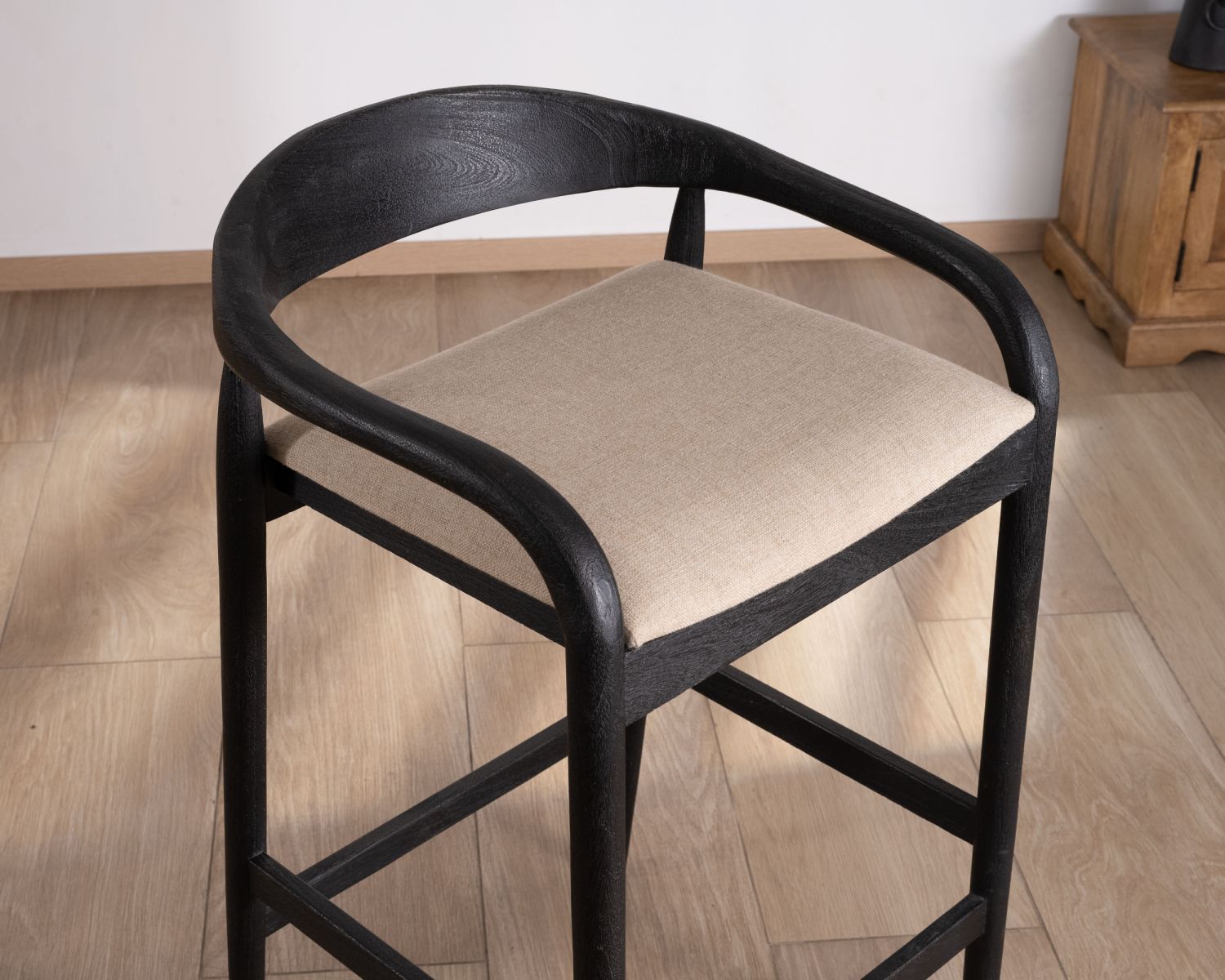 Taburete de bar negro de diseño con respaldo de madera y asiento acolchado «Vogue»