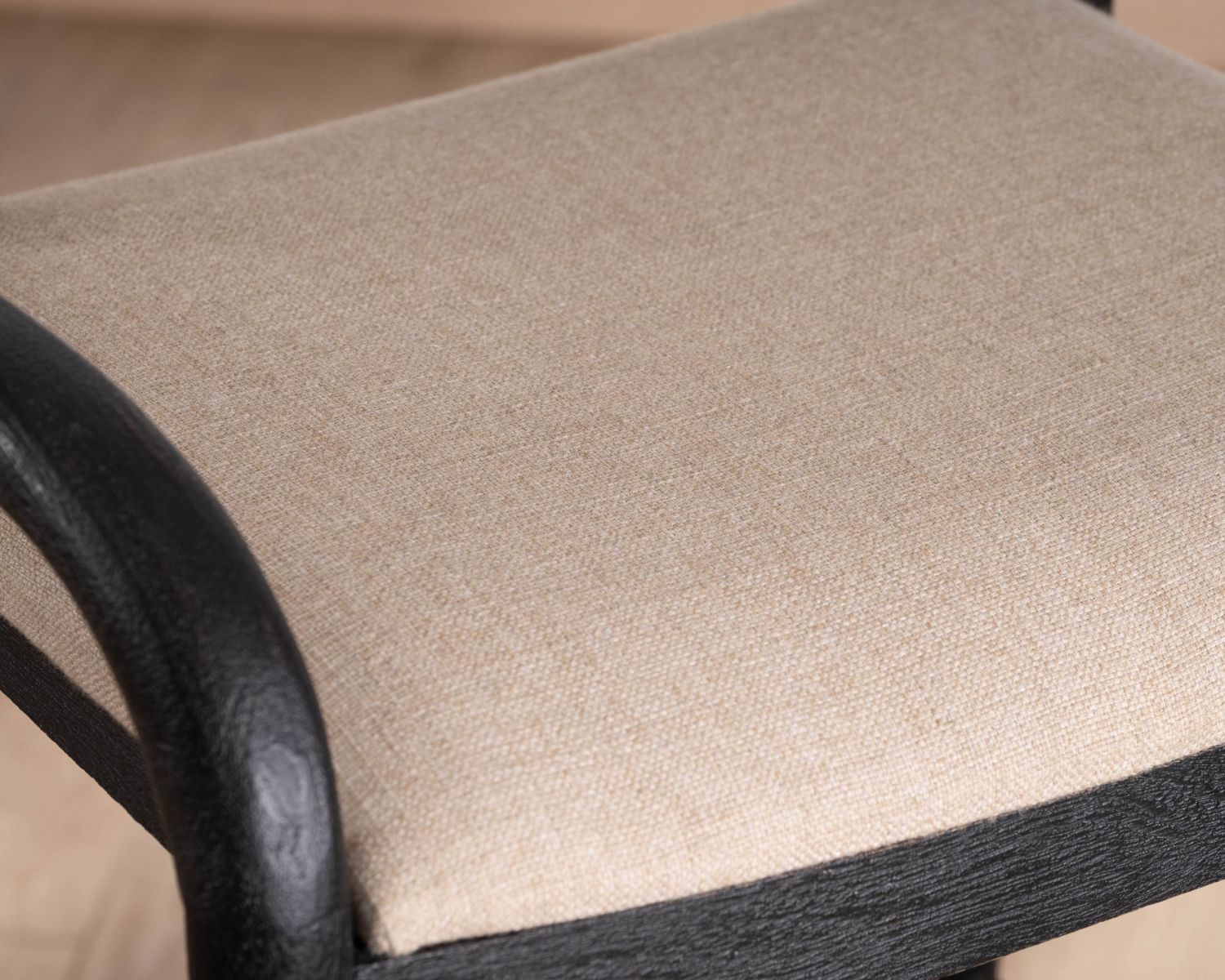 Taburete de bar negro de diseño con respaldo de madera y asiento acolchado «Vogue»