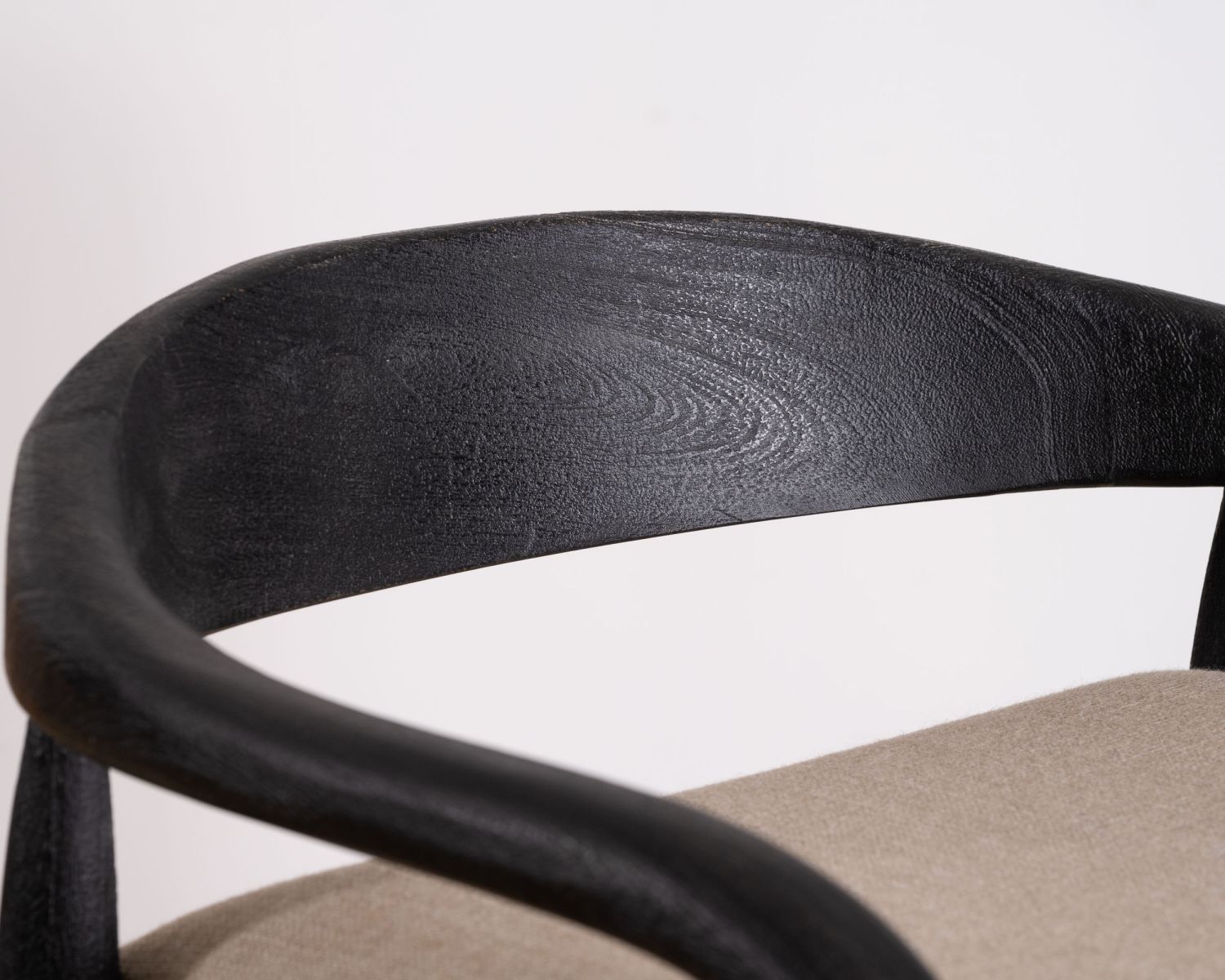 Taburete de bar negro de diseño con respaldo de madera y asiento acolchado «Vogue»
