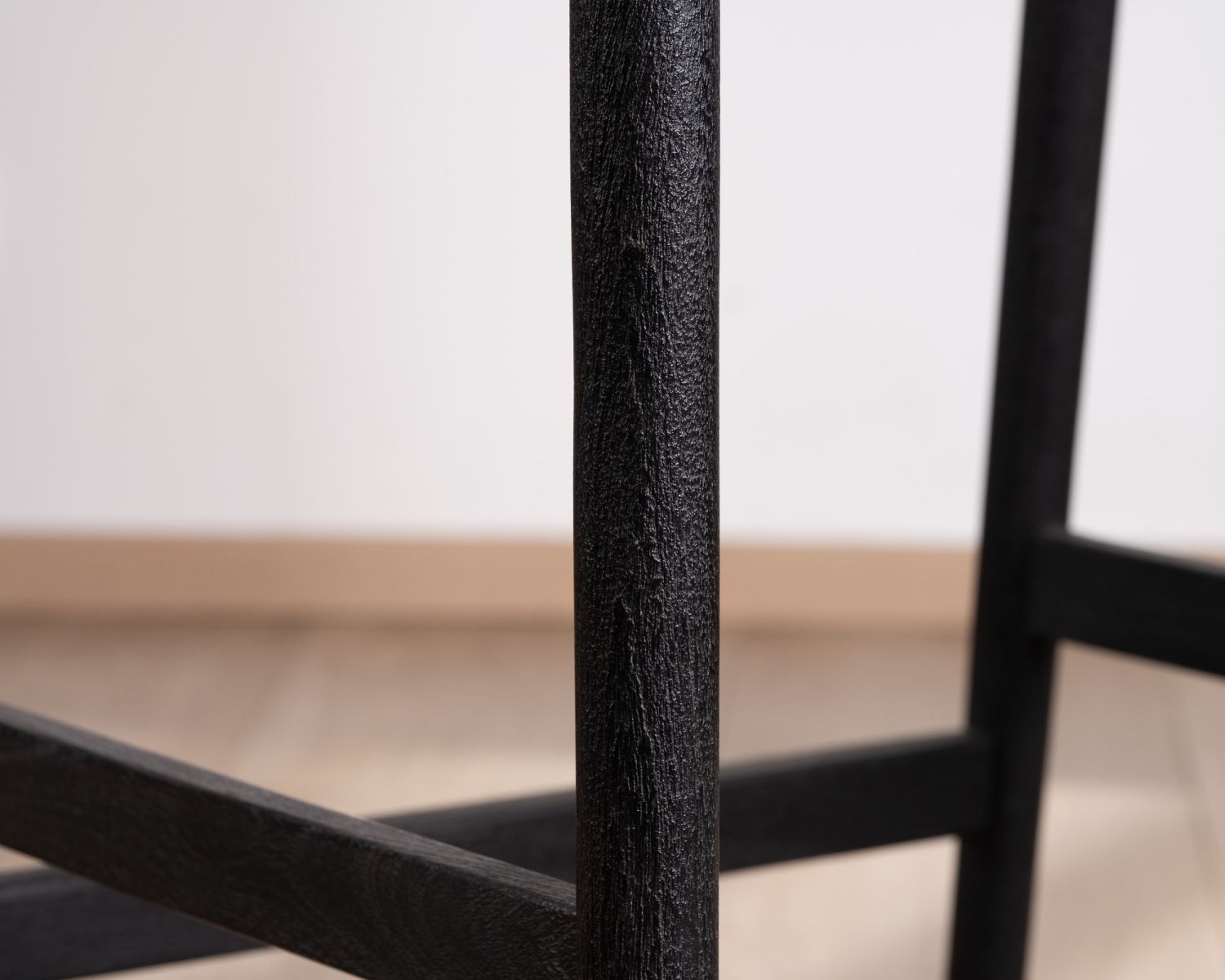 Taburete de bar negro de diseño con respaldo de madera y asiento acolchado «Vogue»