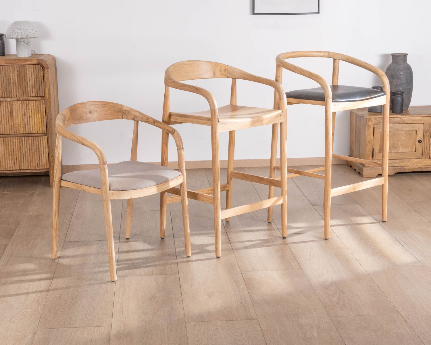 Taburete de bar de acacia con un diseño minimalista y respaldo «Vogue»