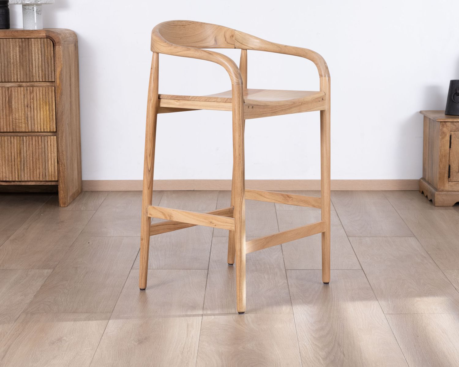 Taburete de bar de acacia con un diseño minimalista y respaldo «Vogue»