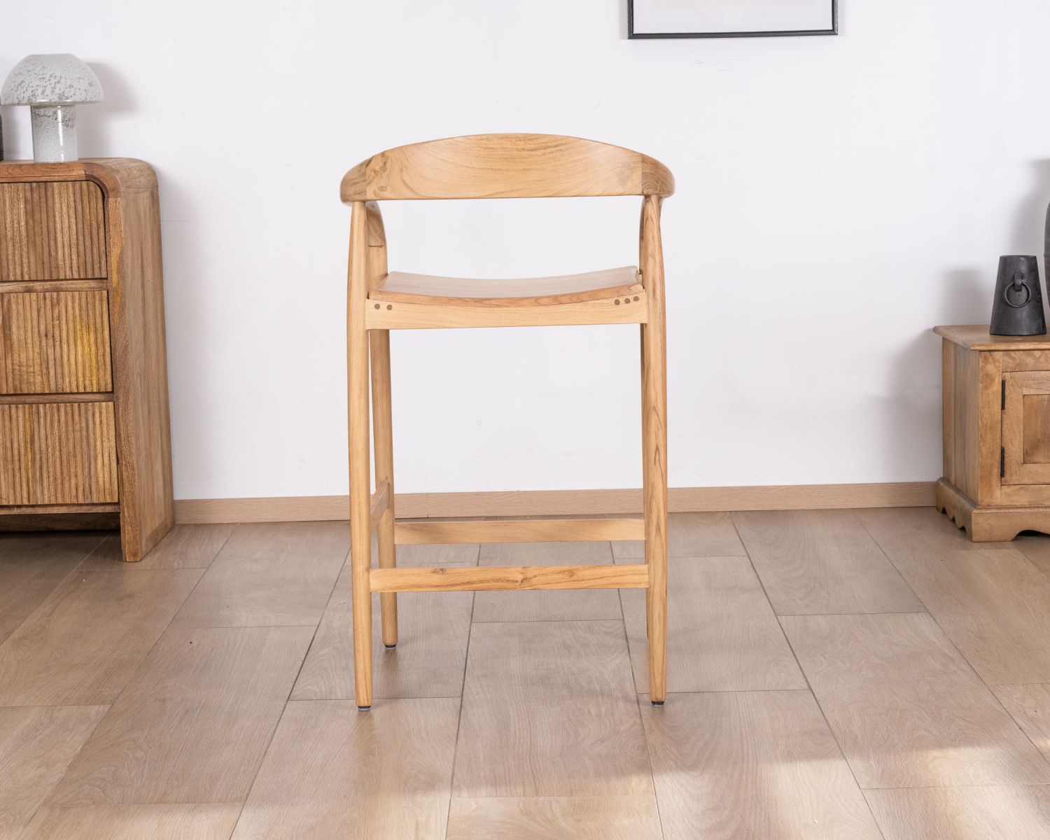 Taburete de bar de acacia con un diseño minimalista y respaldo «Vogue»