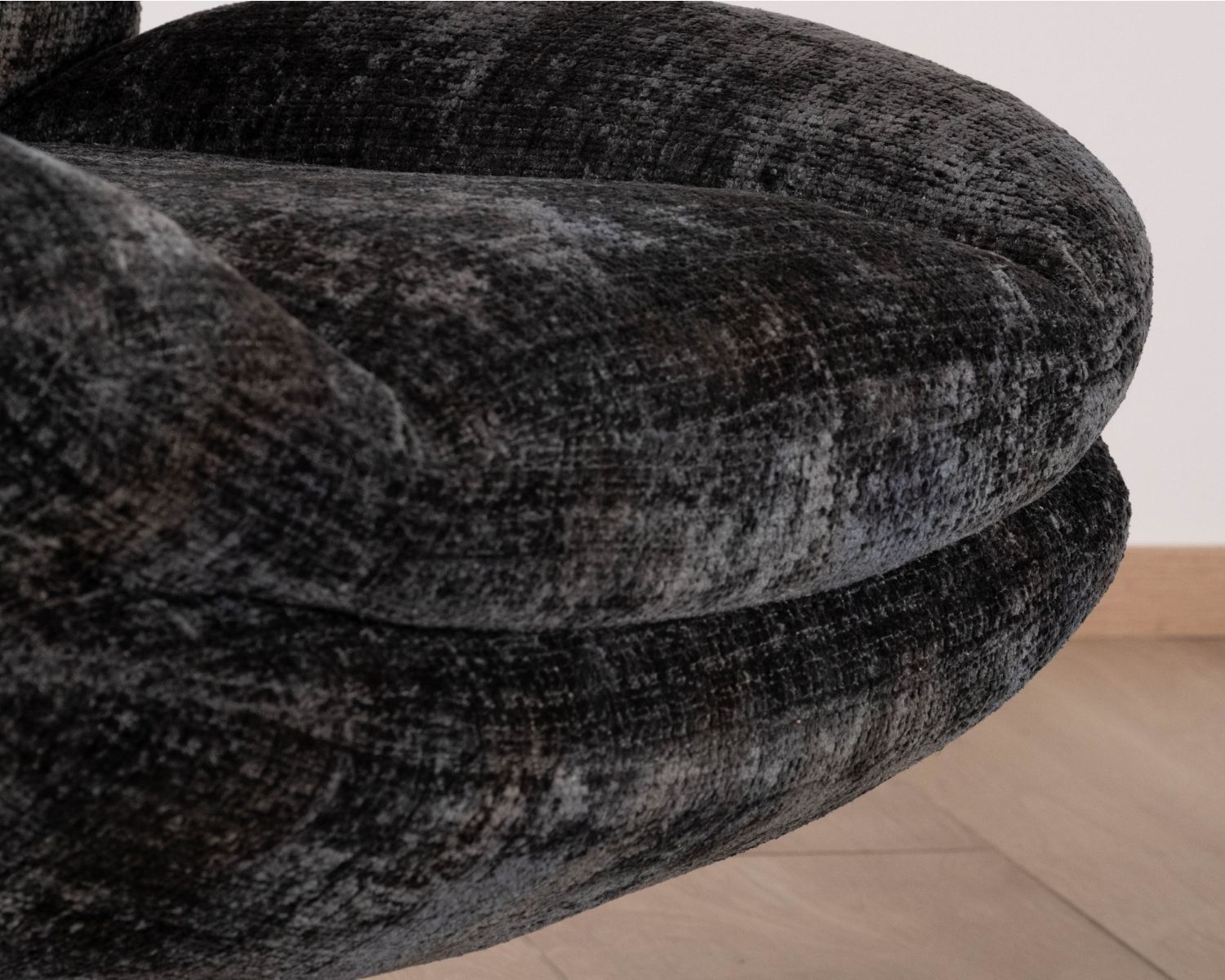 Sillón giratorio de estilo retro, tapizado en tejido bouclé antracita «Panama», con asiento envolvente