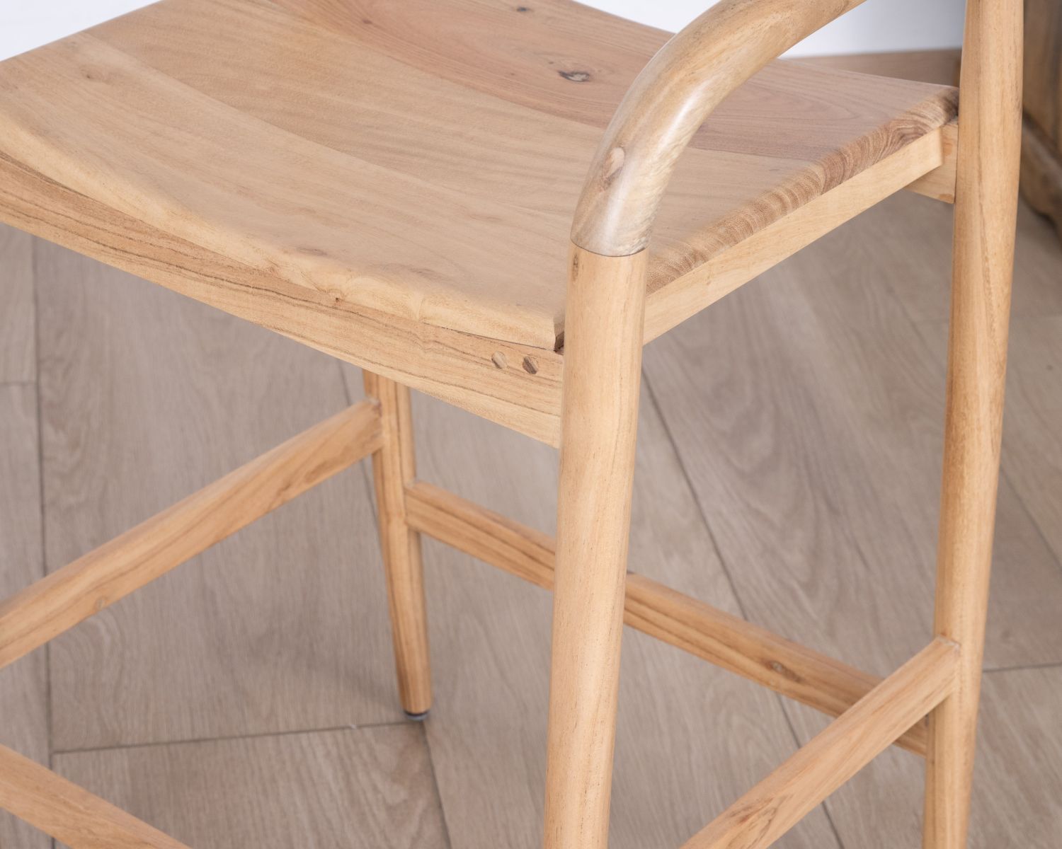 Taburete de bar de acacia con un diseño minimalista y respaldo «Vogue»