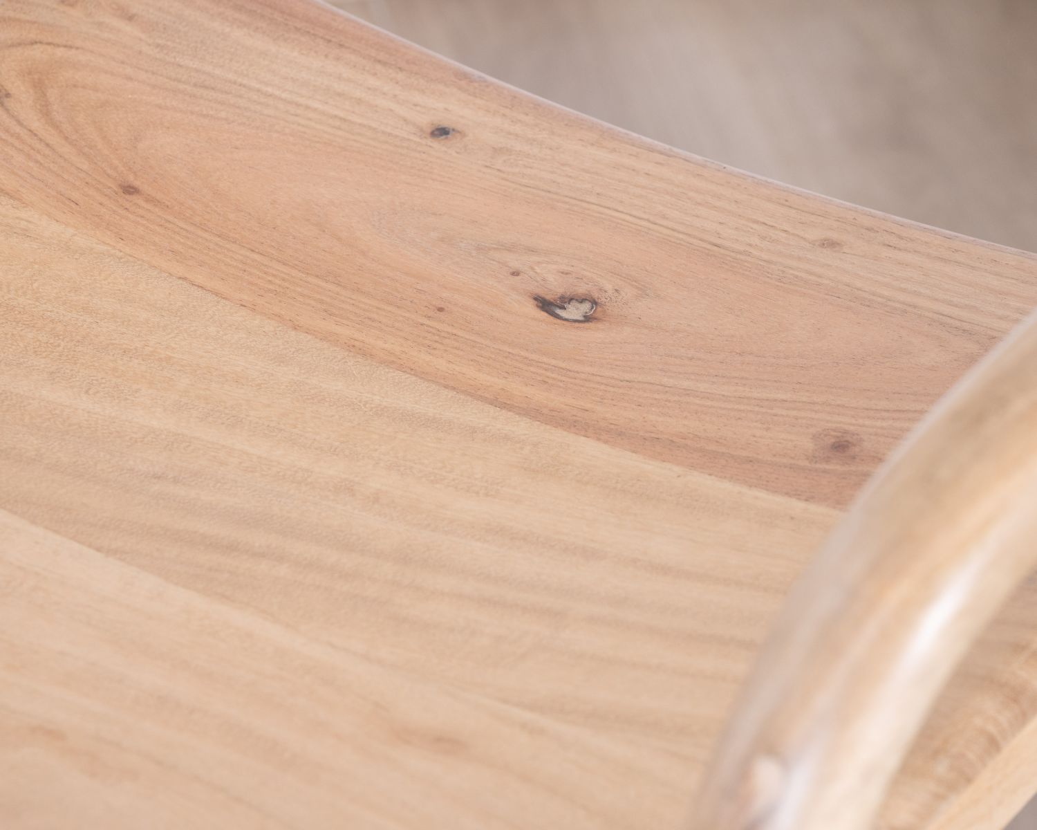 Taburete de bar de acacia con un diseño minimalista y respaldo «Vogue»