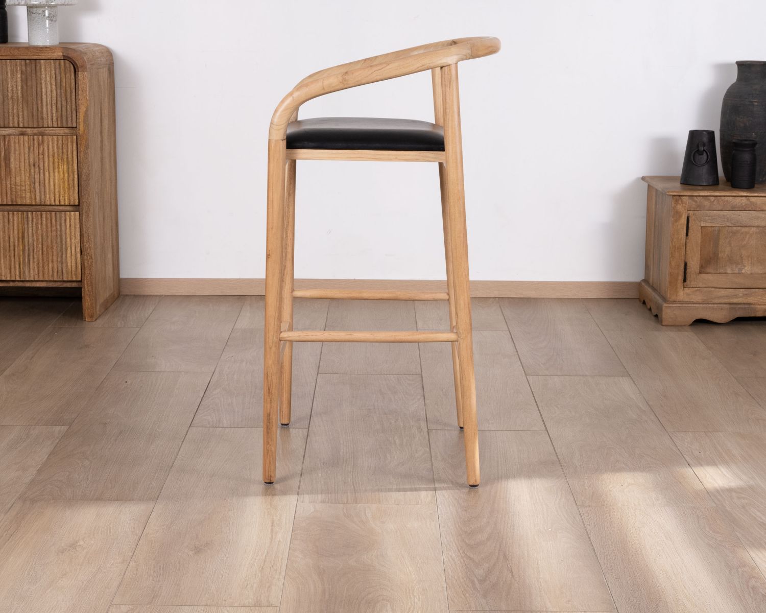Silla de bar de líneas sencillas, de madera de acacia natural y asiento de PU negro «Vogue»
