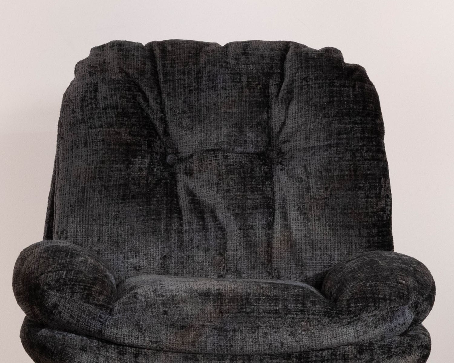 Sillón giratorio de estilo retro, tapizado en tejido bouclé antracita «Panama», con asiento envolvente