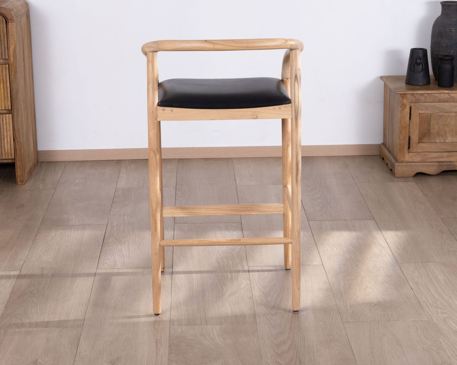 Silla de bar de líneas sencillas, de madera de acacia natural y asiento de PU negro «Vogue»
