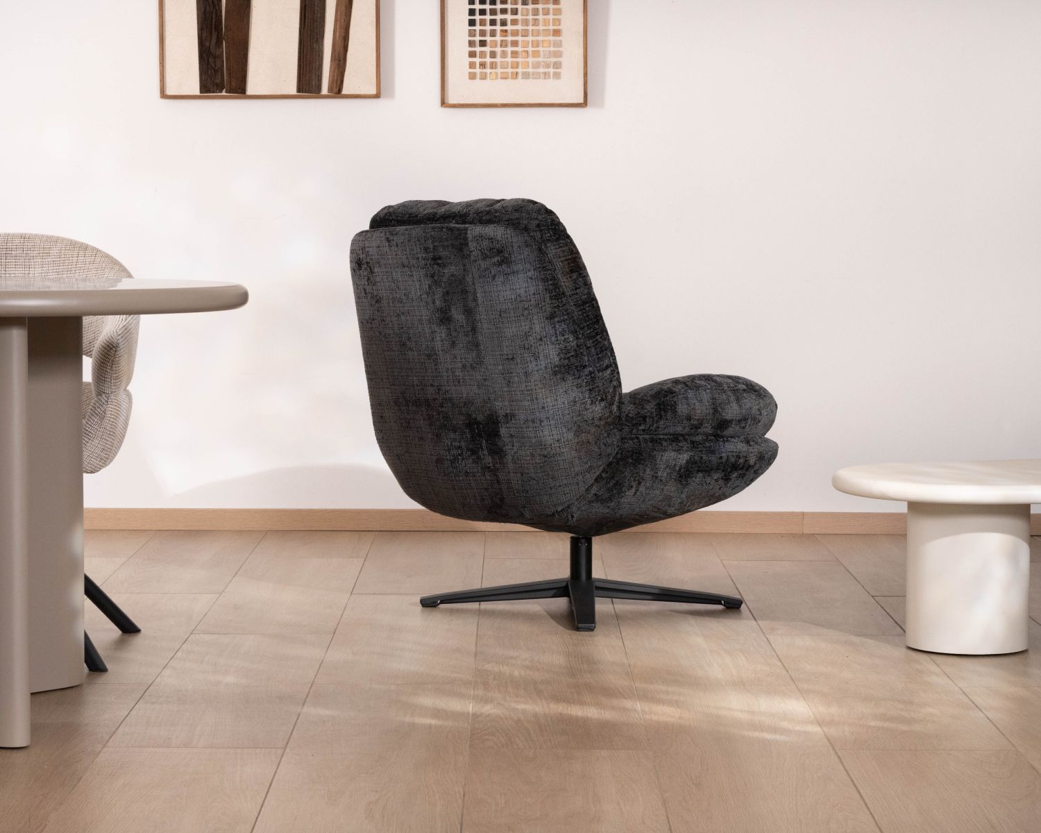 Sillón giratorio de estilo retro, tapizado en tejido bouclé antracita «Panama», con asiento envolvente