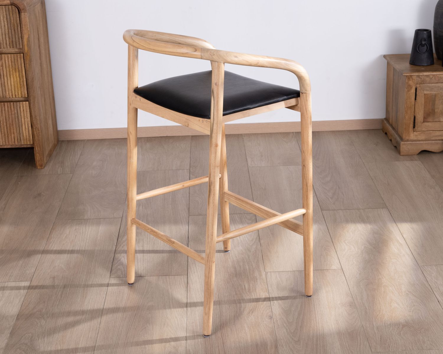 Silla de bar de líneas sencillas, de madera de acacia natural y asiento de PU negro «Vogue»