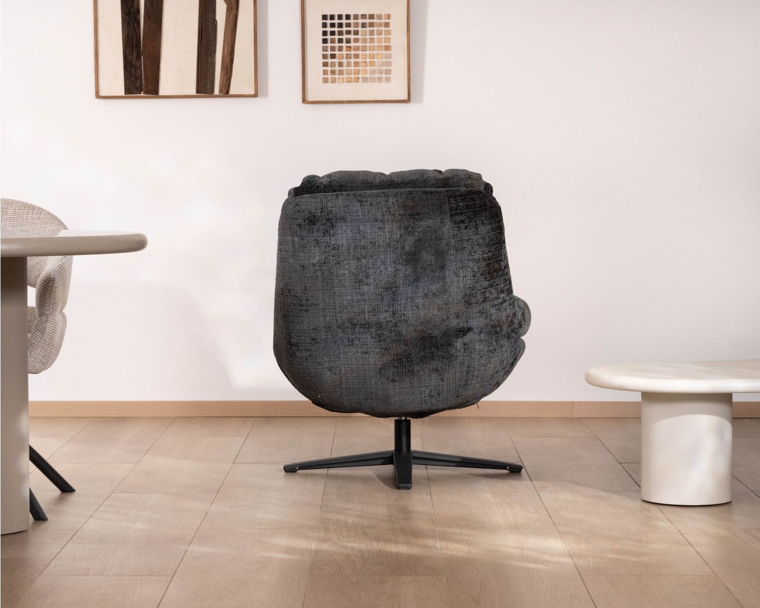 Sillón giratorio de estilo retro, tapizado en tejido bouclé antracita «Panama», con asiento envolvente