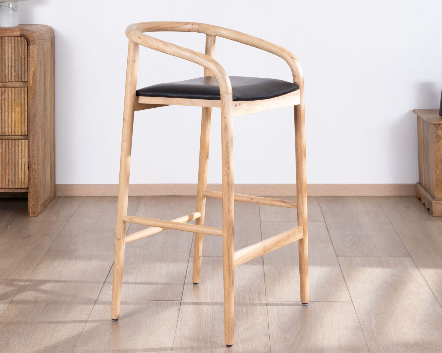 Silla de bar de líneas sencillas, de madera de acacia natural y asiento de PU negro «Vogue»