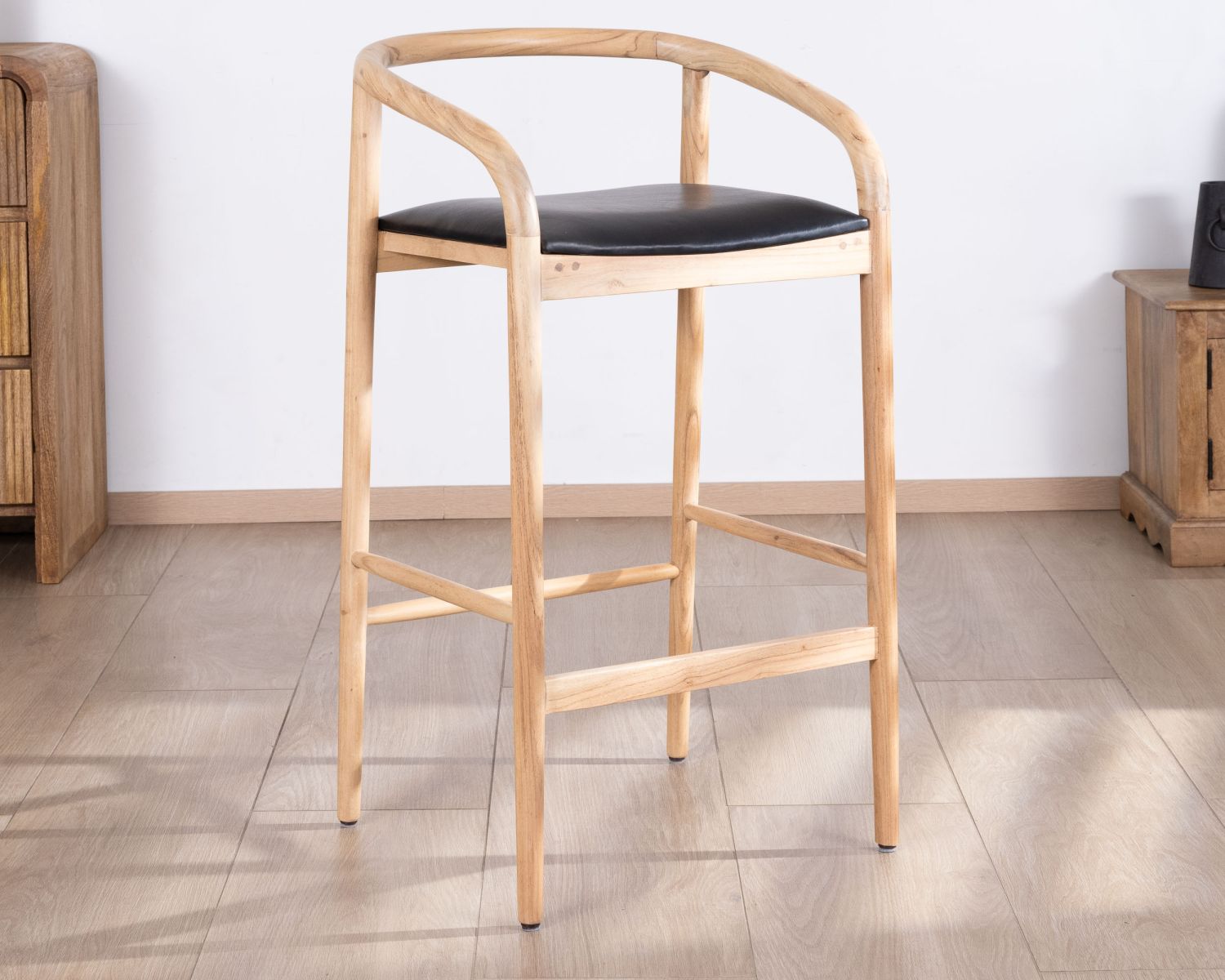 Silla de bar de líneas sencillas, de madera de acacia natural y asiento de PU negro «Vogue»