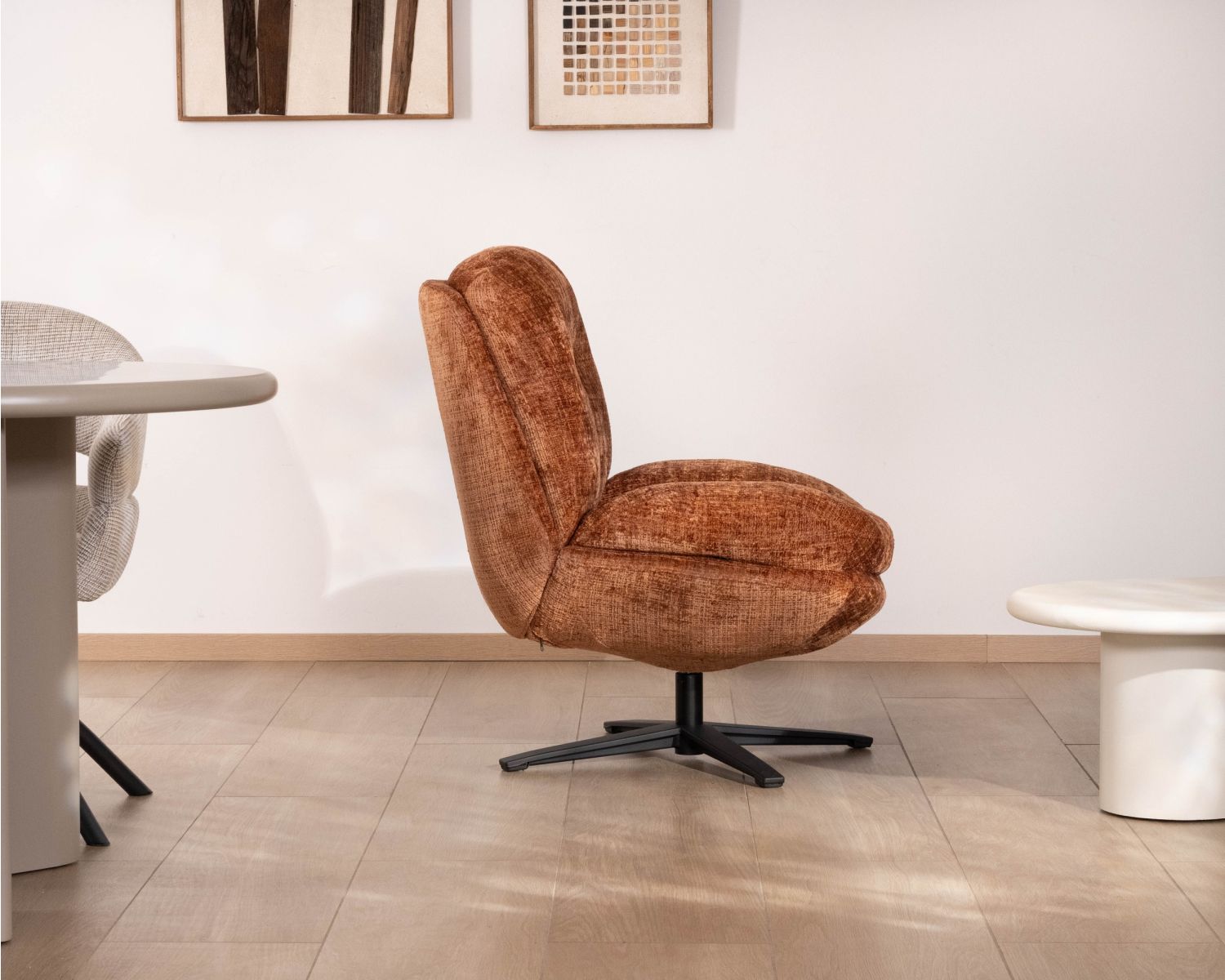 Sillón giratorio de 360° en tejido bouclé color terracota «Panama», con asiento mullido y diseño envolvente