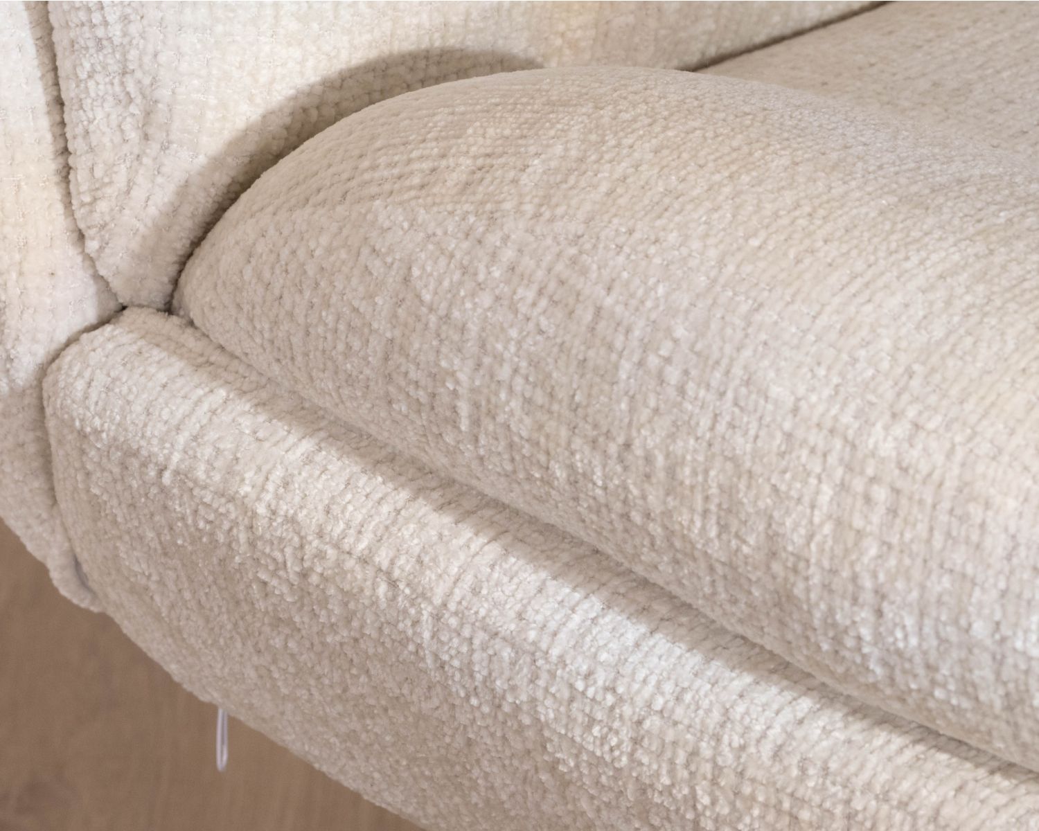 Sillón lounge giratorio «Panama» de tejido bouclé en color crudo, de estilo escandinavo