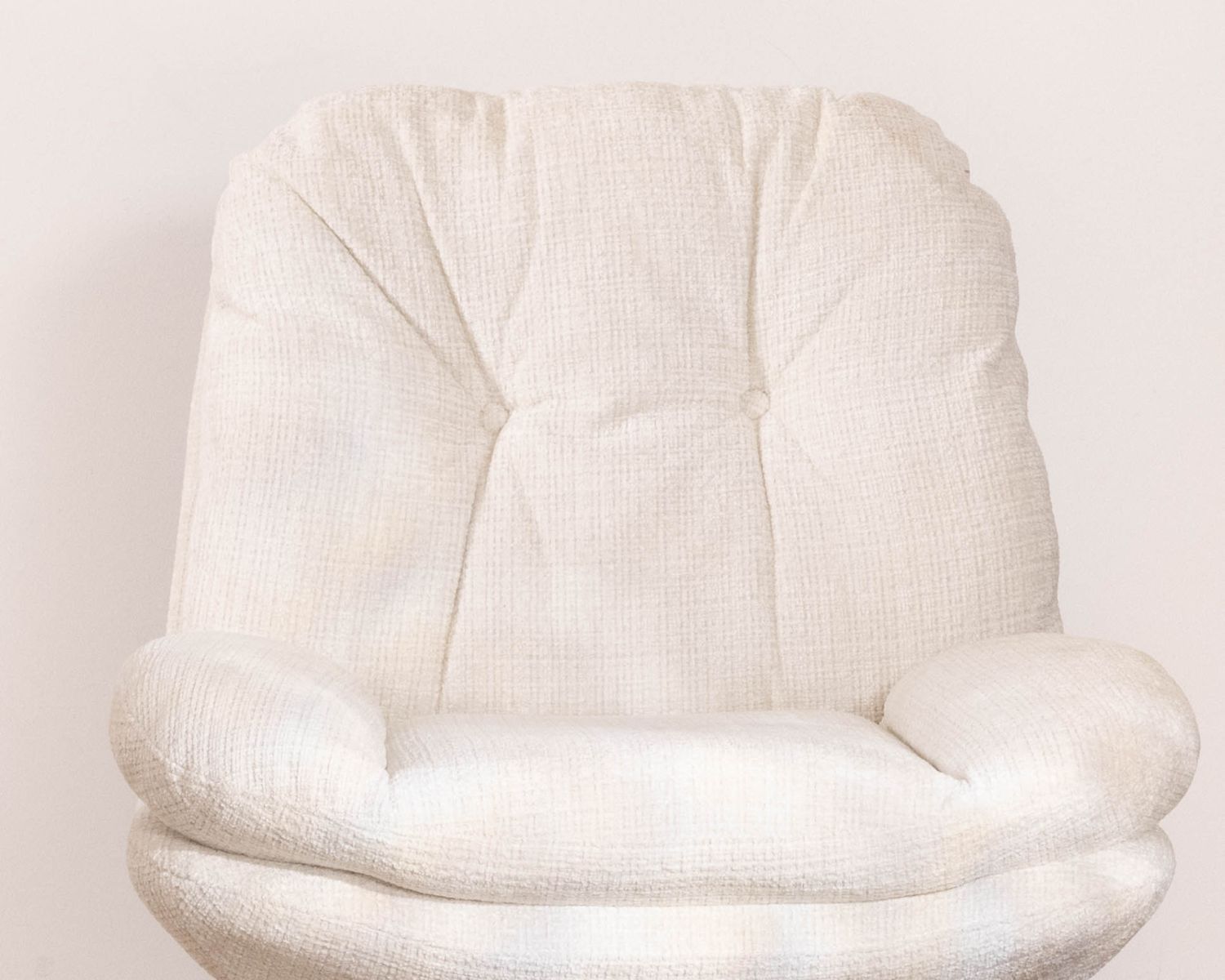 Sillón lounge giratorio «Panama» de tejido bouclé en color crudo, de estilo escandinavo