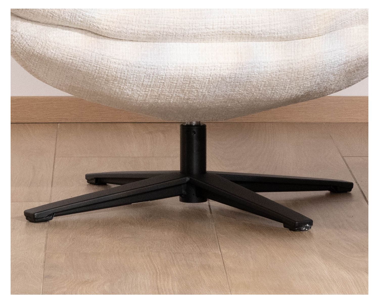 Sillón lounge giratorio «Panama» de tejido bouclé en color crudo, de estilo escandinavo