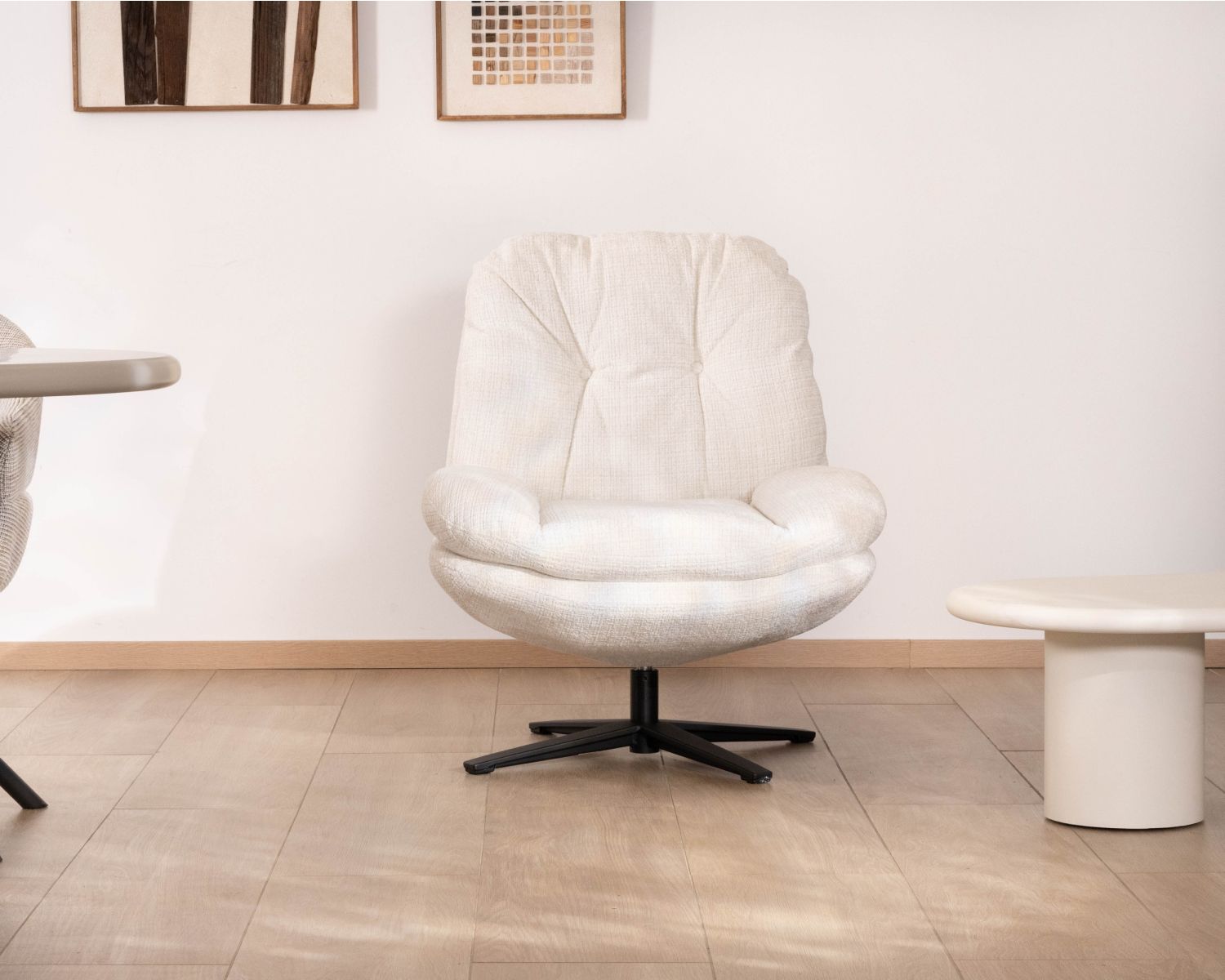 Sillón lounge giratorio «Panama» de tejido bouclé en color crudo, de estilo escandinavo