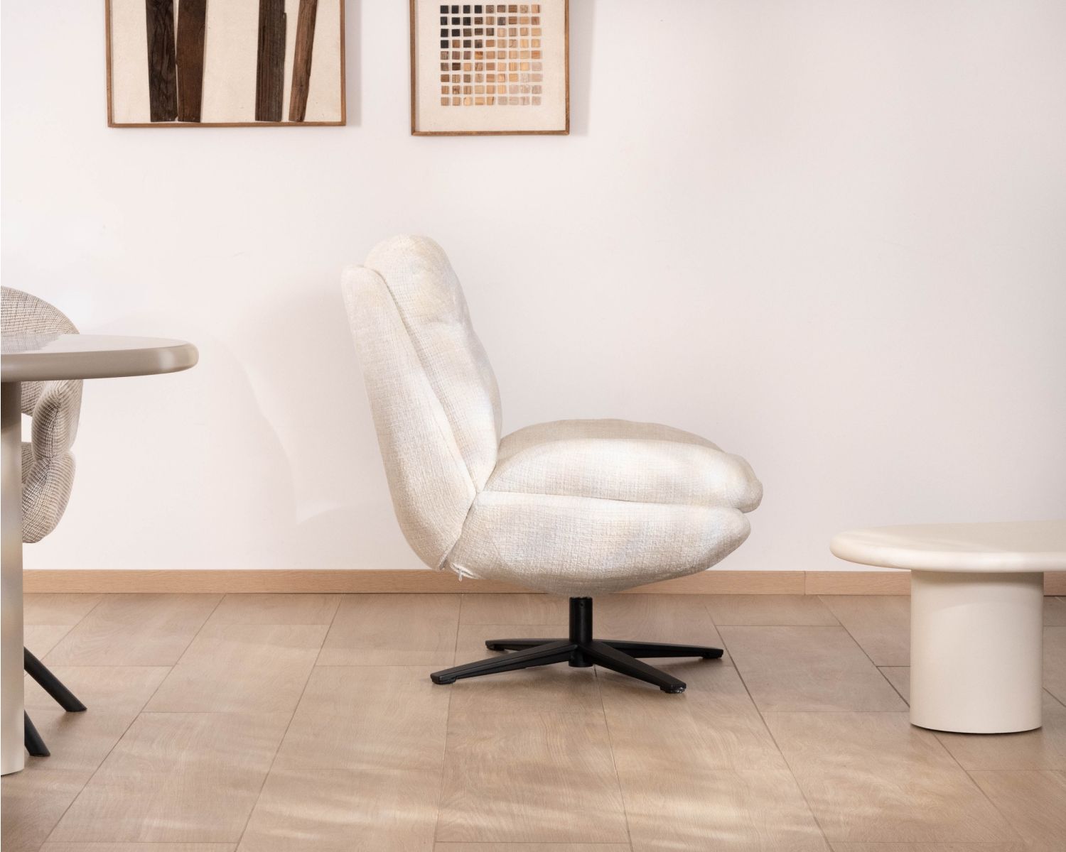 Sillón lounge giratorio «Panama» de tejido bouclé en color crudo, de estilo escandinavo
