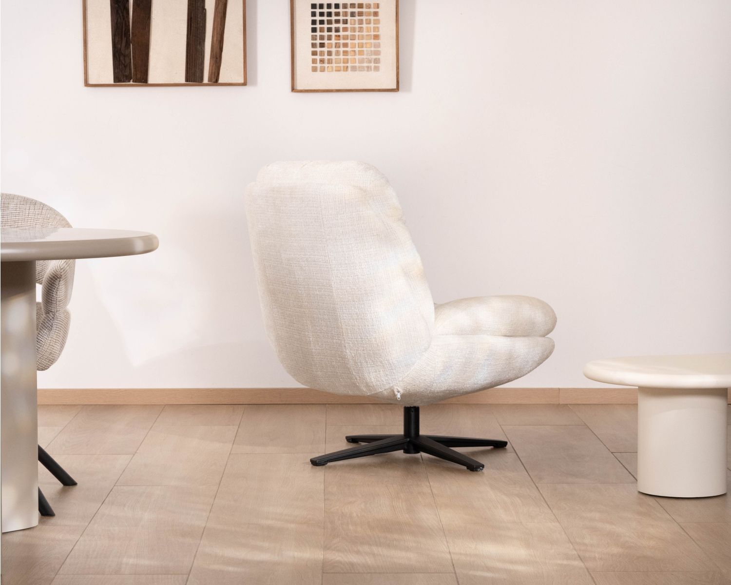Sillón lounge giratorio «Panama» de tejido bouclé en color crudo, de estilo escandinavo