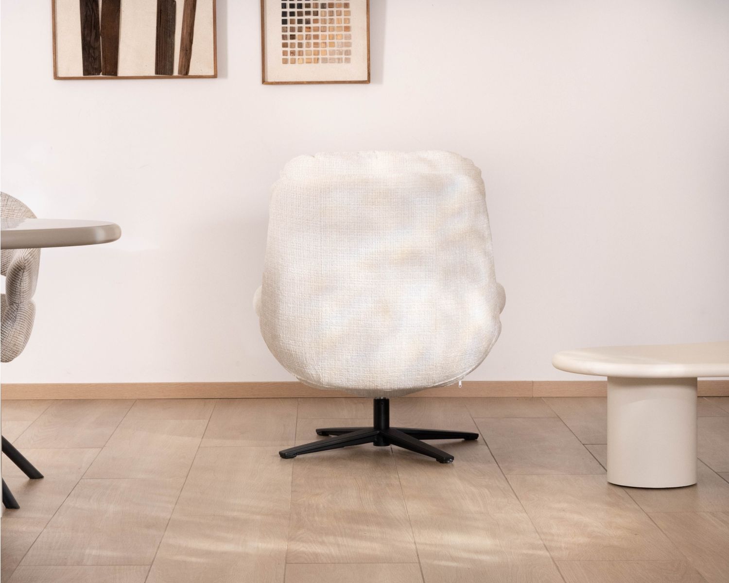 Sillón lounge giratorio «Panama» de tejido bouclé en color crudo, de estilo escandinavo