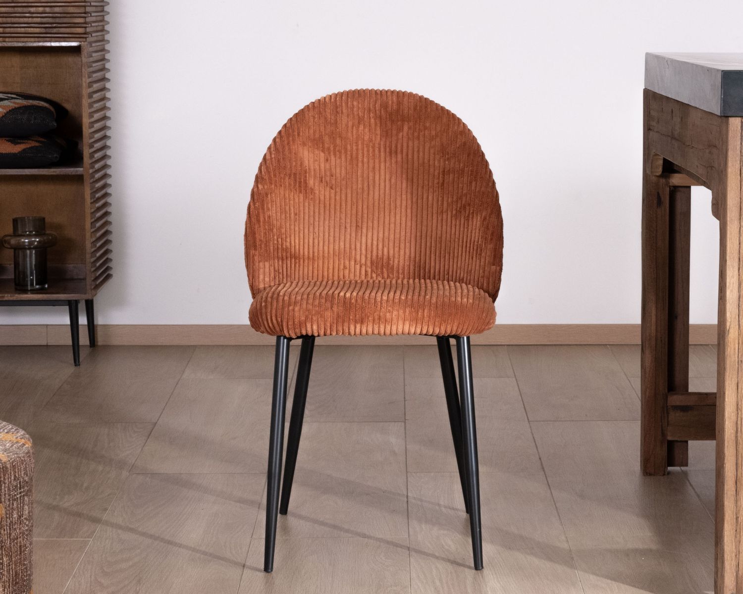 Juego de 4 sillas de comedor de pana color óxido «Bellot», de estilo retro