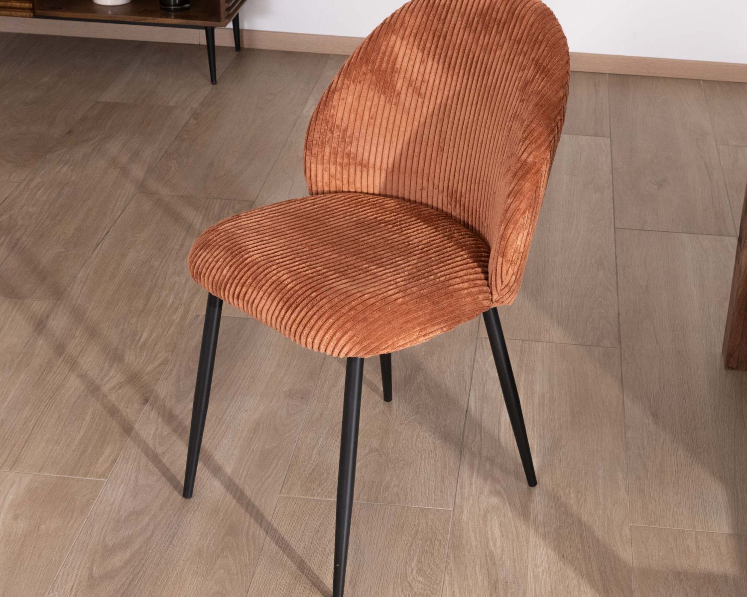 Juego de 4 sillas de comedor de pana color óxido «Bellot», de estilo retro