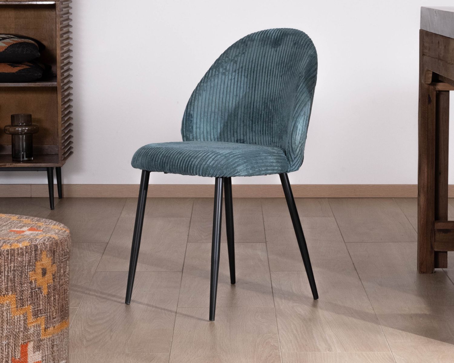 Lote de 4 sillas de comedor de estilo vintage en terciopelo azul petróleo y metal negro «Bellot»