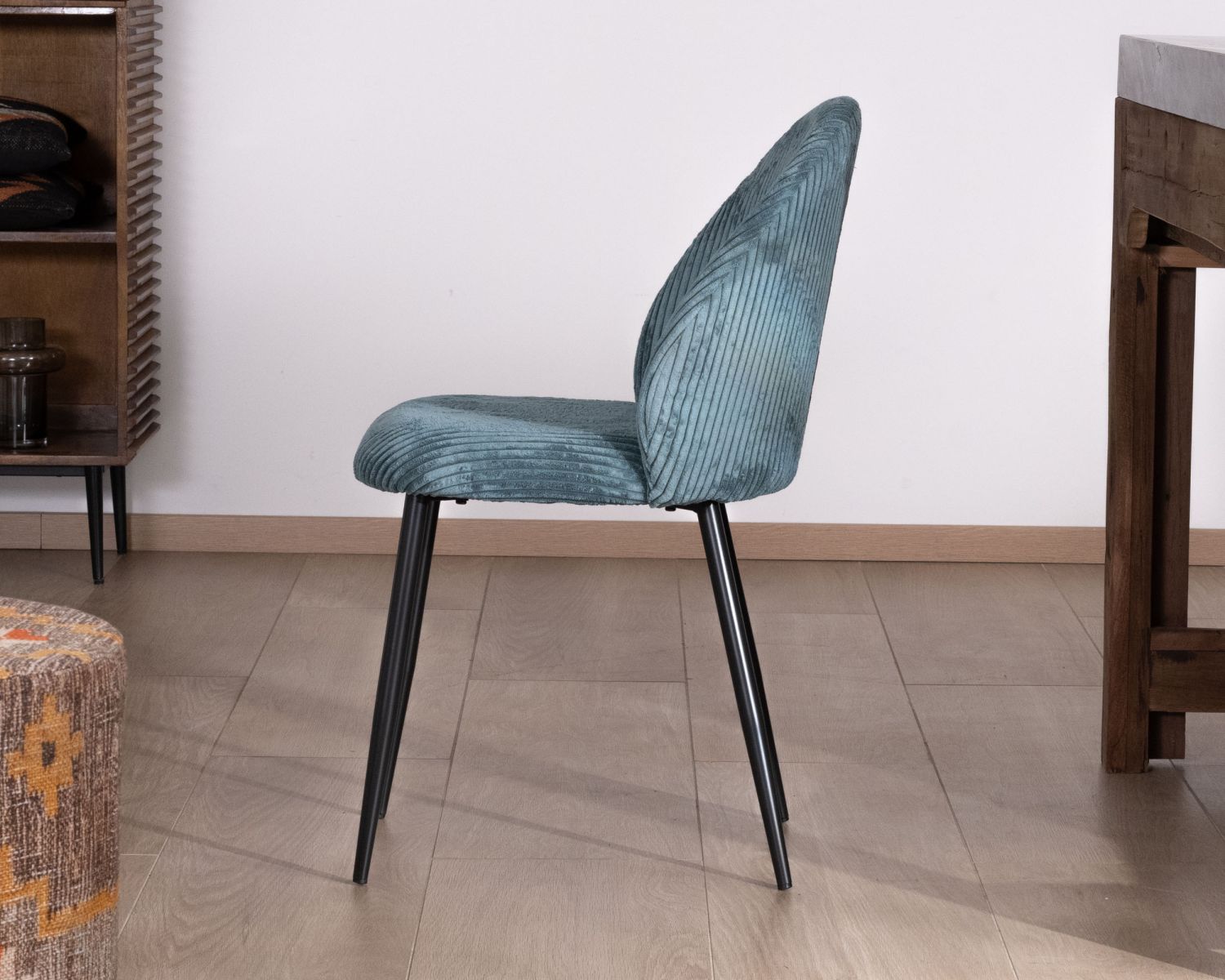 Lote de 4 sillas de comedor de estilo vintage en terciopelo azul petróleo y metal negro «Bellot»