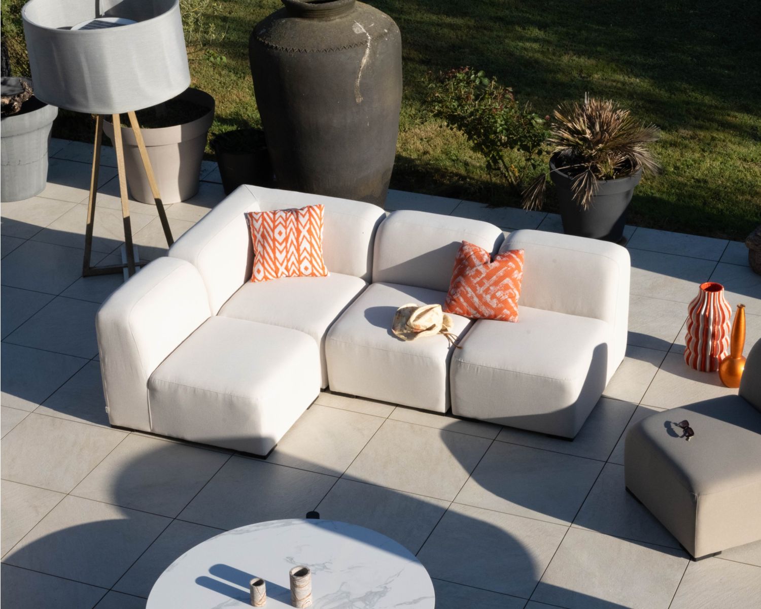 Módulo de esquina para sofá modular de exterior con diseño orgánico «Miroly Bay», en tejido color crema