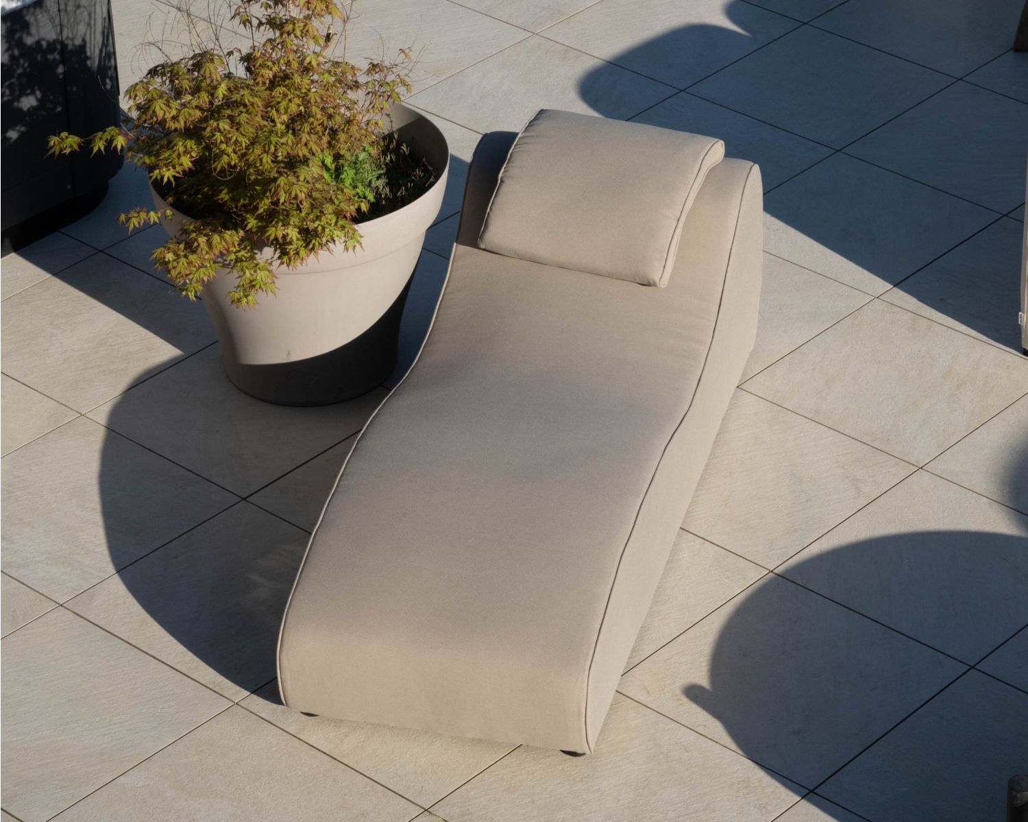 Tumbona de tela especial para exteriores con diseño orgánico «Miroly Bay» en color topo