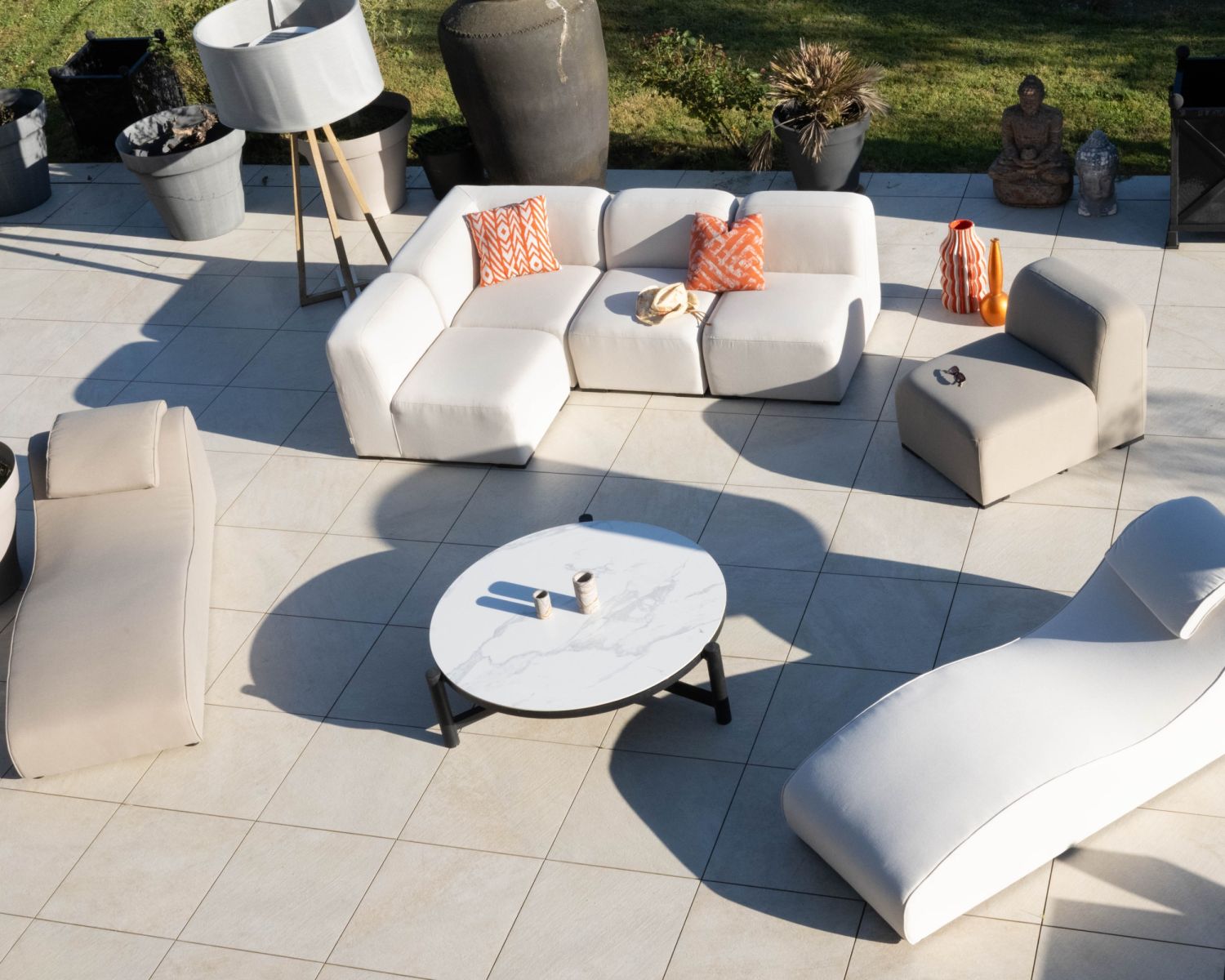 Tumbona de 1 plaza con diseño orgánico, fabricada en tejido blanco especial para exteriores «Miroly bay»