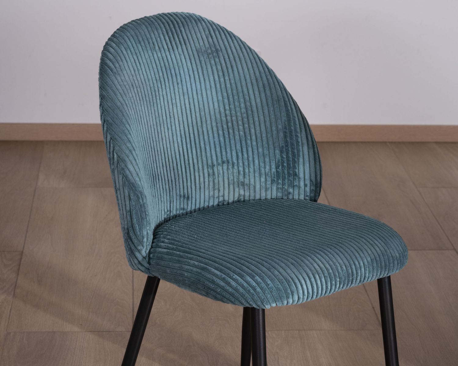 Lote de 4 sillas de comedor de estilo vintage en terciopelo azul petróleo y metal negro «Bellot»
