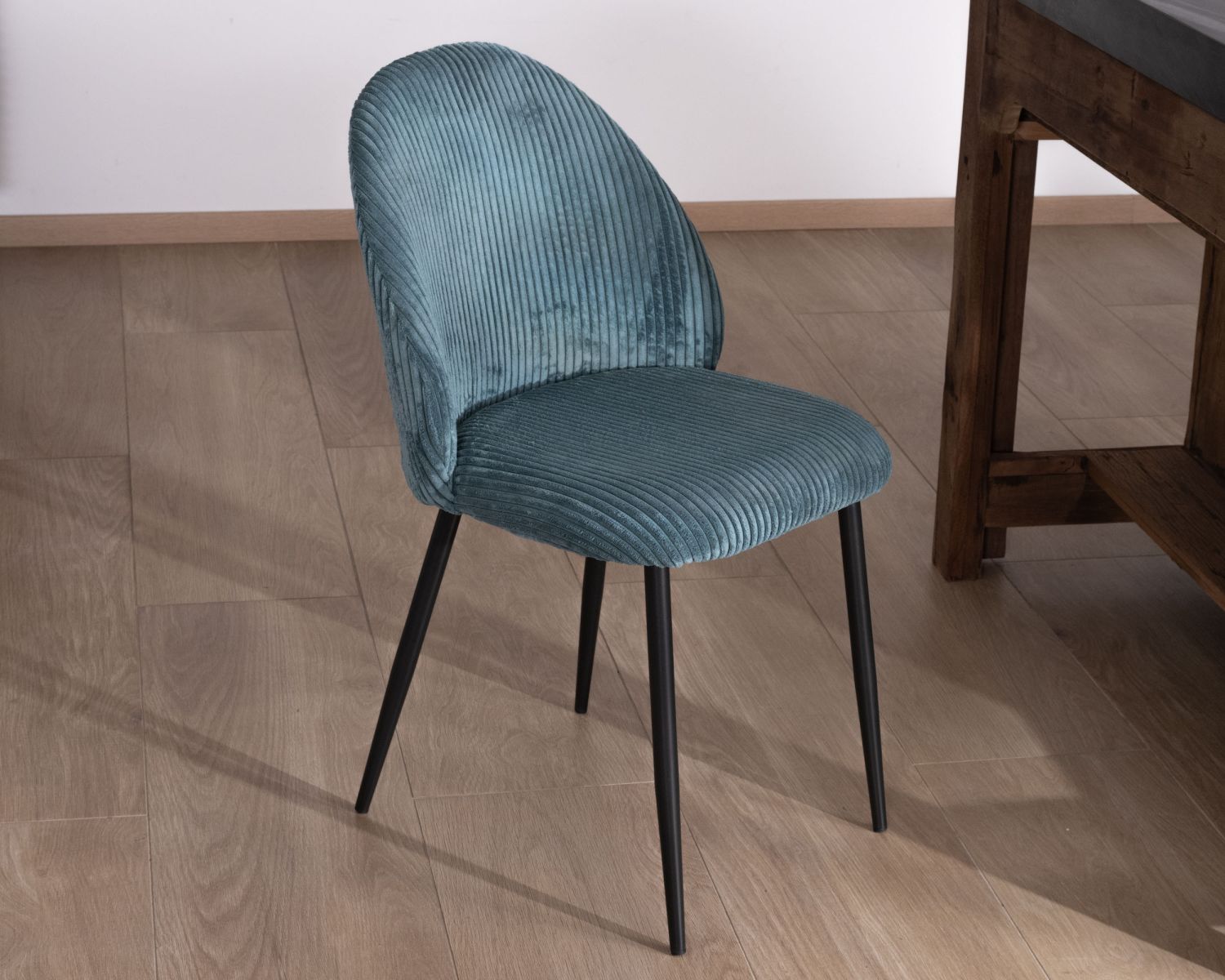 Lote de 4 sillas de comedor de estilo vintage en terciopelo azul petróleo y metal negro «Bellot»
