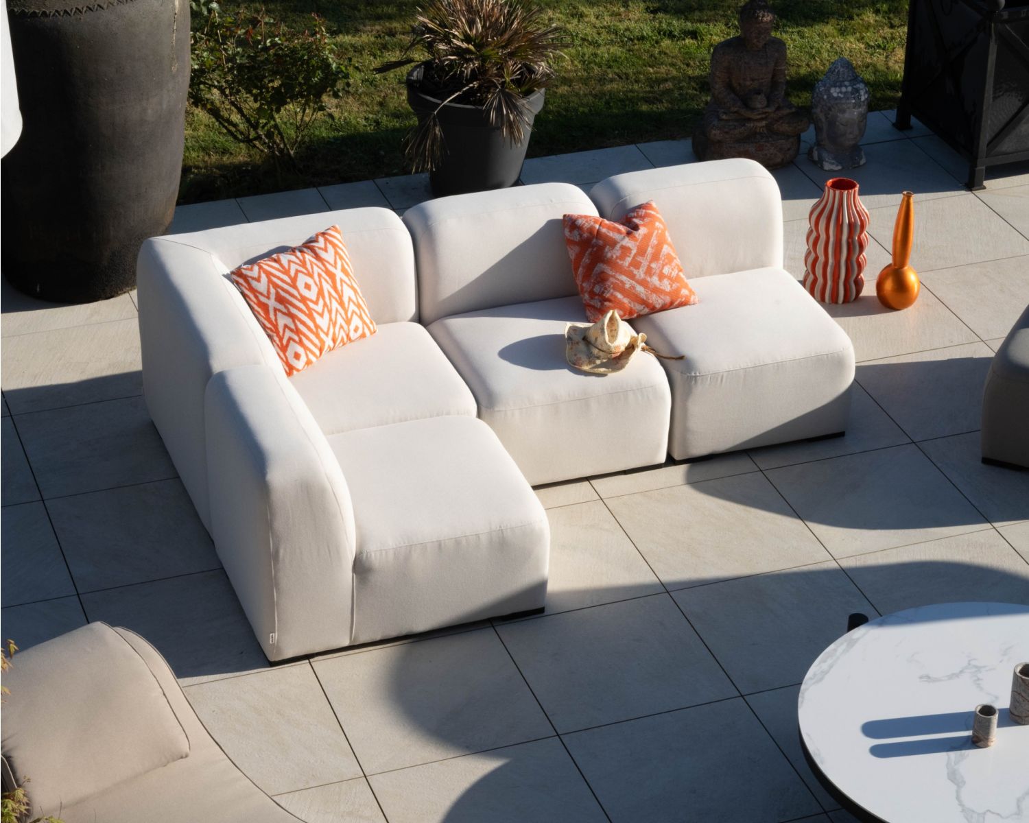 Módulo de esquina para sofá modular de exterior con diseño orgánico «Miroly Bay», en tejido color crema
