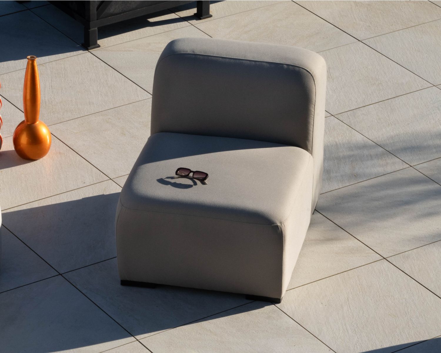 Asiento para sofá modular de exterior en tejido color topo «Miroly Bay», de diseño orgánico