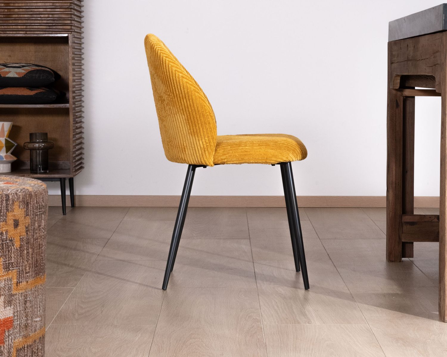 Juego de 4 sillas de comedor de terciopelo color mostaza y patas de metal negro «Bellot», de estilo vintage