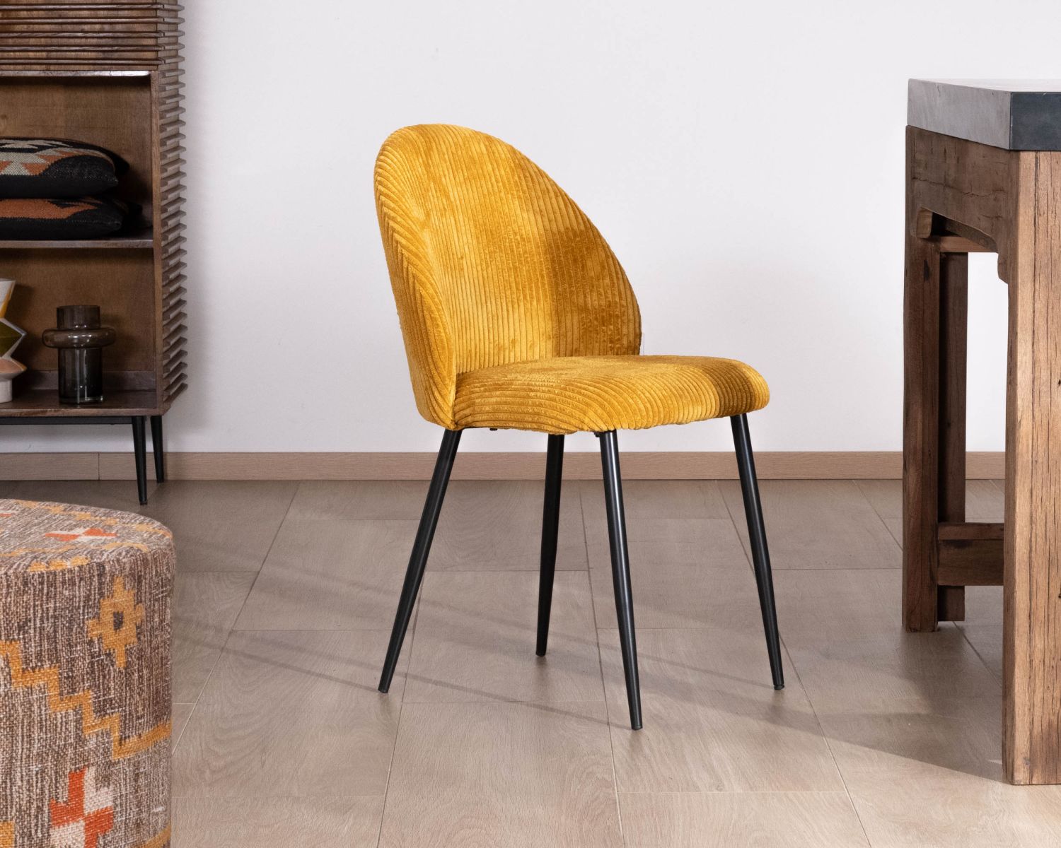 Juego de 4 sillas de comedor de terciopelo color mostaza y patas de metal negro «Bellot», de estilo vintage