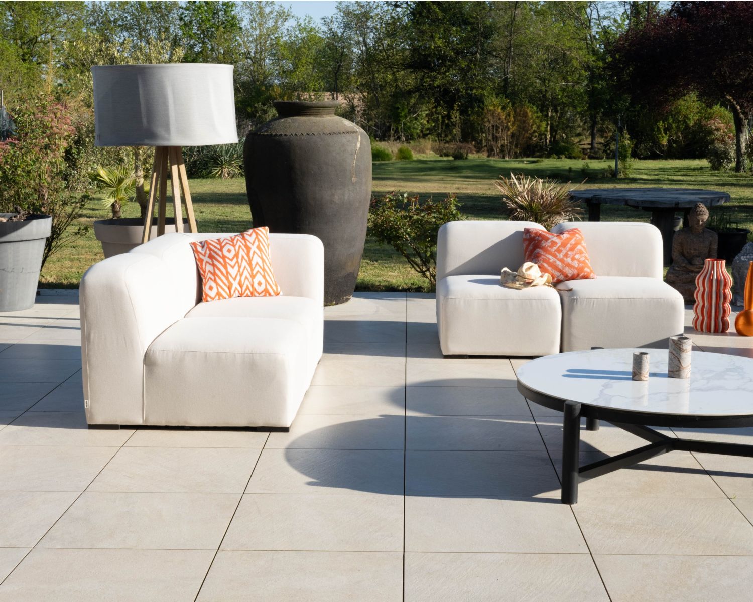 Módulo de esquina para sofá modular de exterior con diseño orgánico «Miroly Bay», en tejido color crema