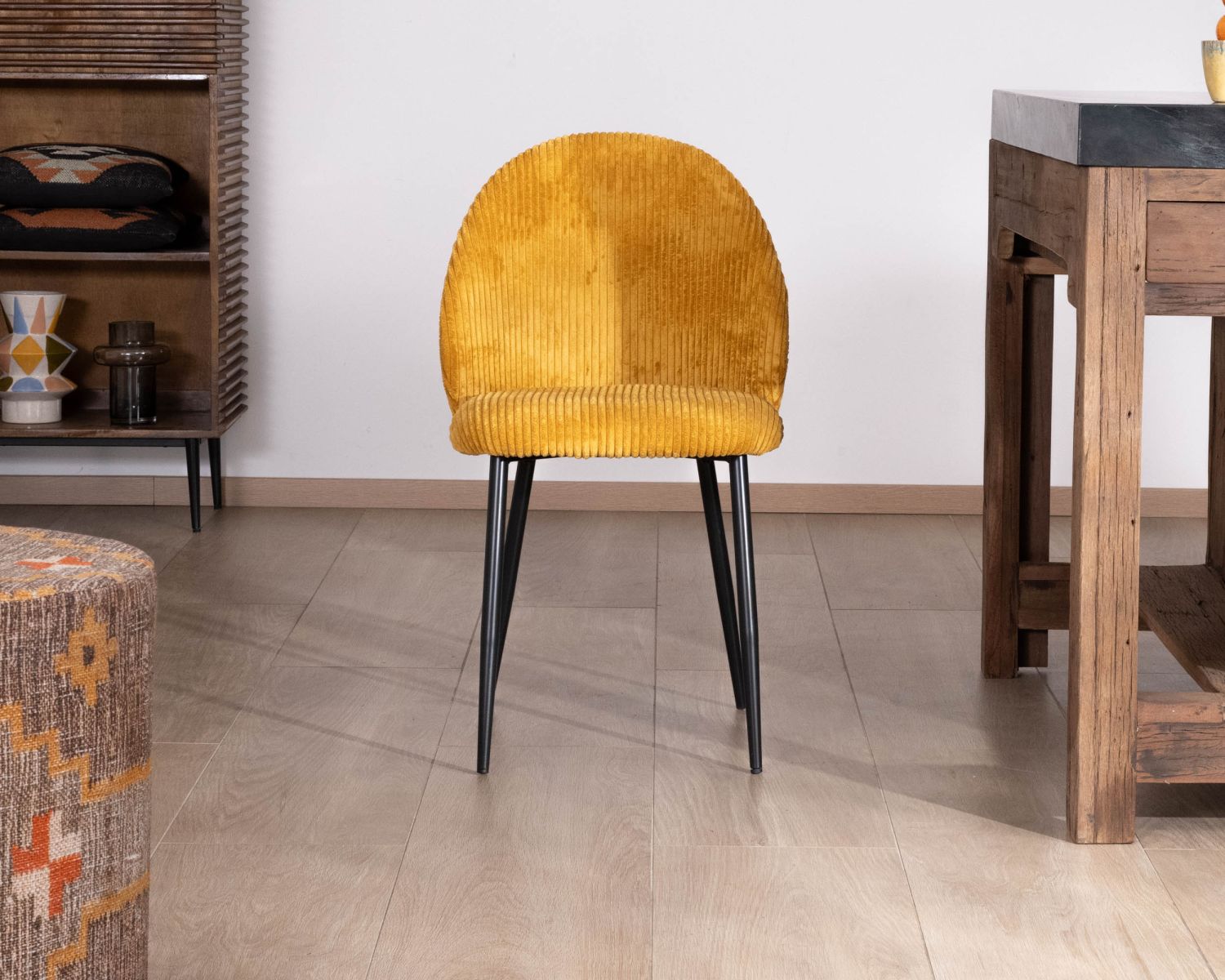 Juego de 4 sillas de comedor de terciopelo color mostaza y patas de metal negro «Bellot», de estilo vintage