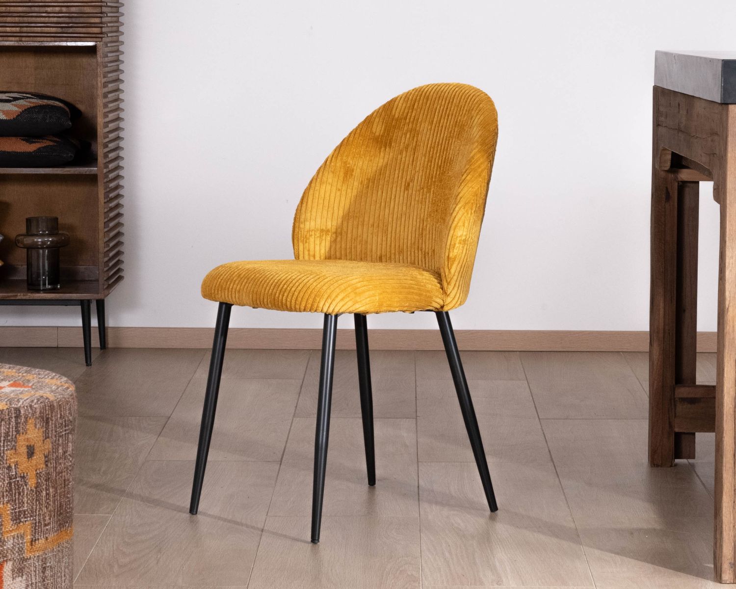 Juego de 4 sillas de comedor de terciopelo color mostaza y patas de metal negro «Bellot», de estilo vintage