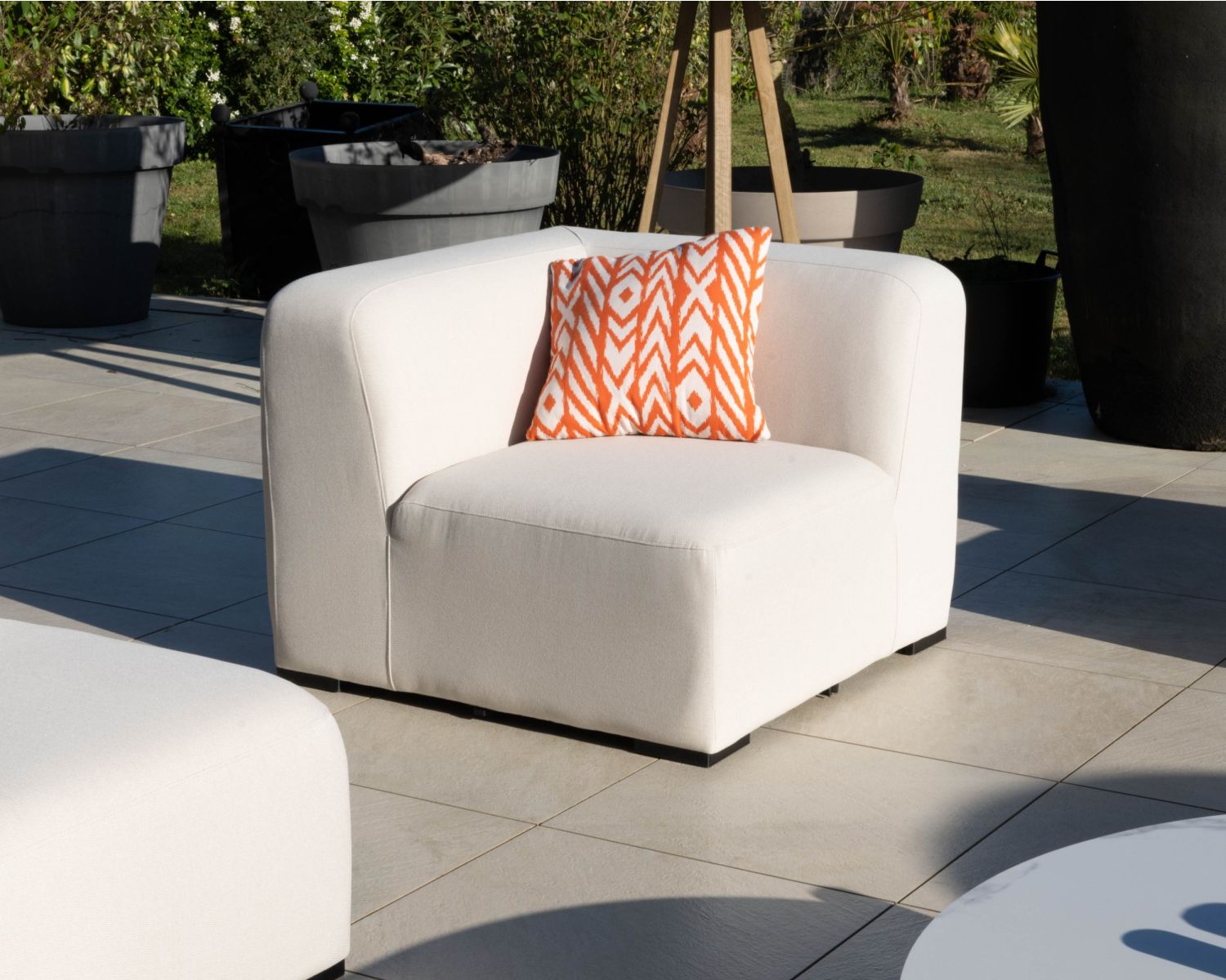 Módulo de esquina para sofá modular de exterior con diseño orgánico «Miroly Bay», en tejido color crema